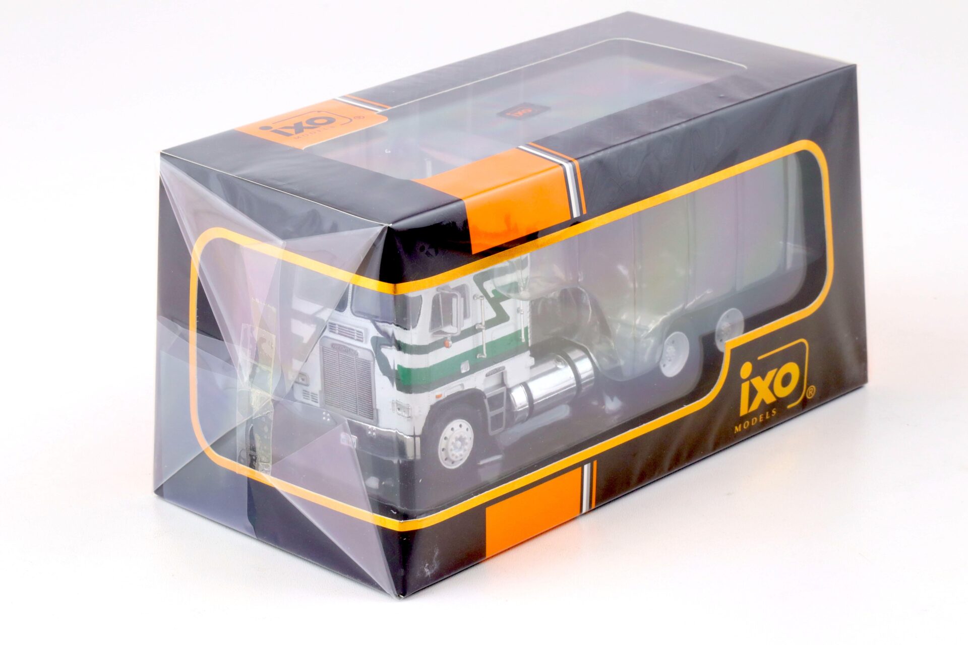 1:43 IXO Freightliner FLA SZM Truck 1993 white/ green