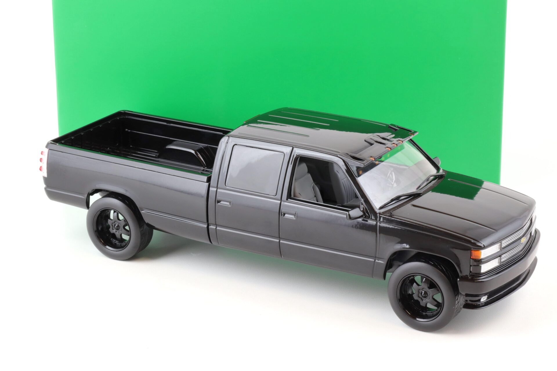 1:18 Greenlight 1997 Custom Chevrolet Silverado 3500 Pickup black