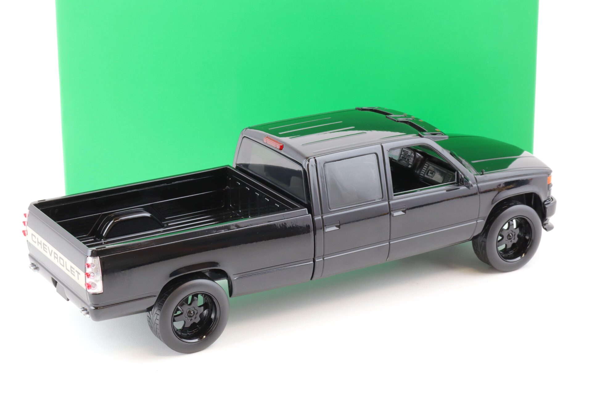 1:18 Greenlight 1997 Custom Chevrolet Silverado 3500 Pickup black