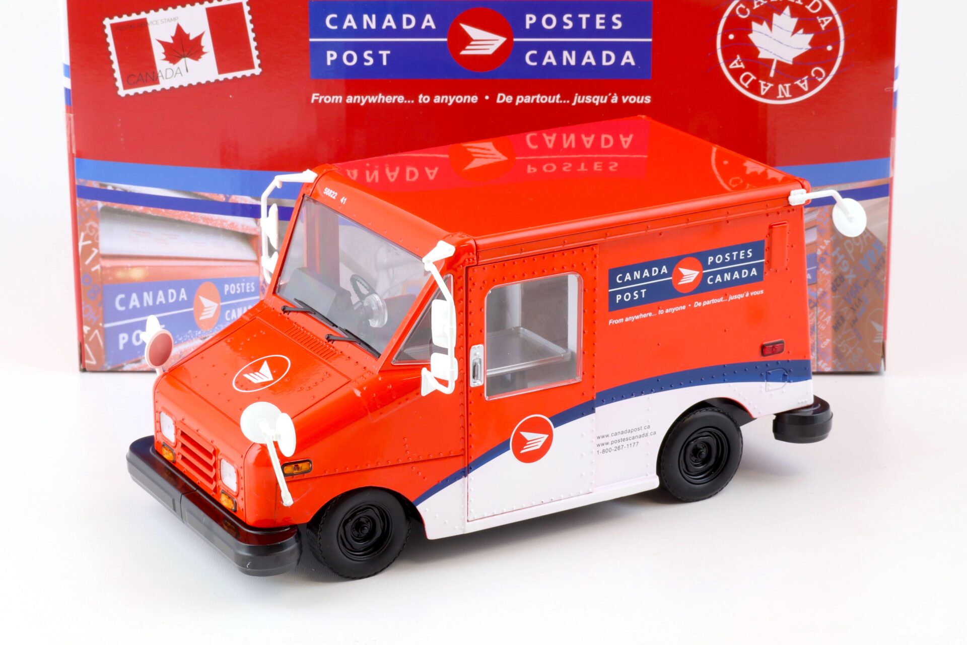 ID 77392 orig.jpg 1:18 Greenlight Canada Post LLV Postes Service Long-Life Delivery Van red