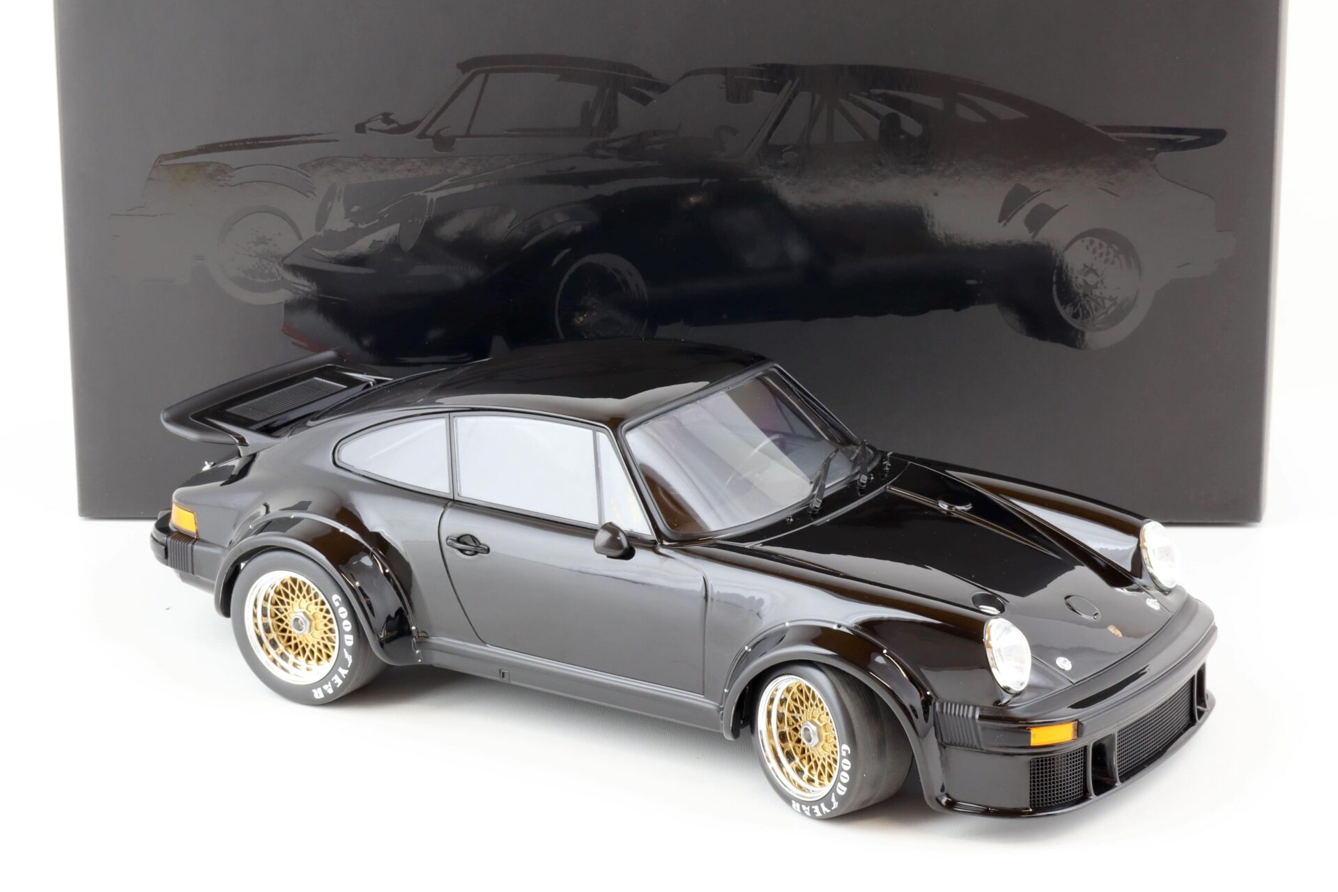 1:12 Minichamps Porsche 934 Coupe Plain Body black 1976