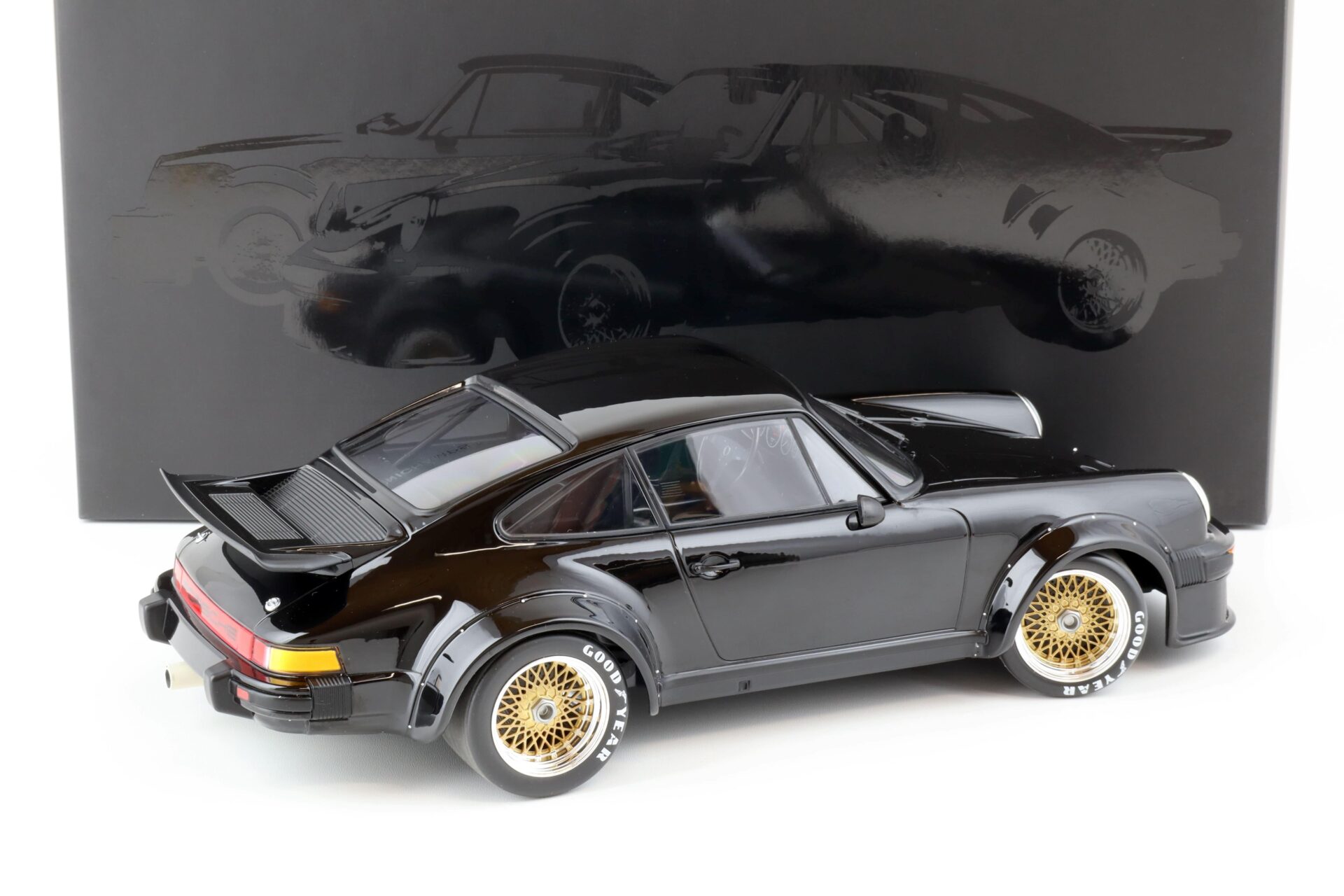 1:12 Minichamps Porsche 934 Coupe Plain Body black 1976