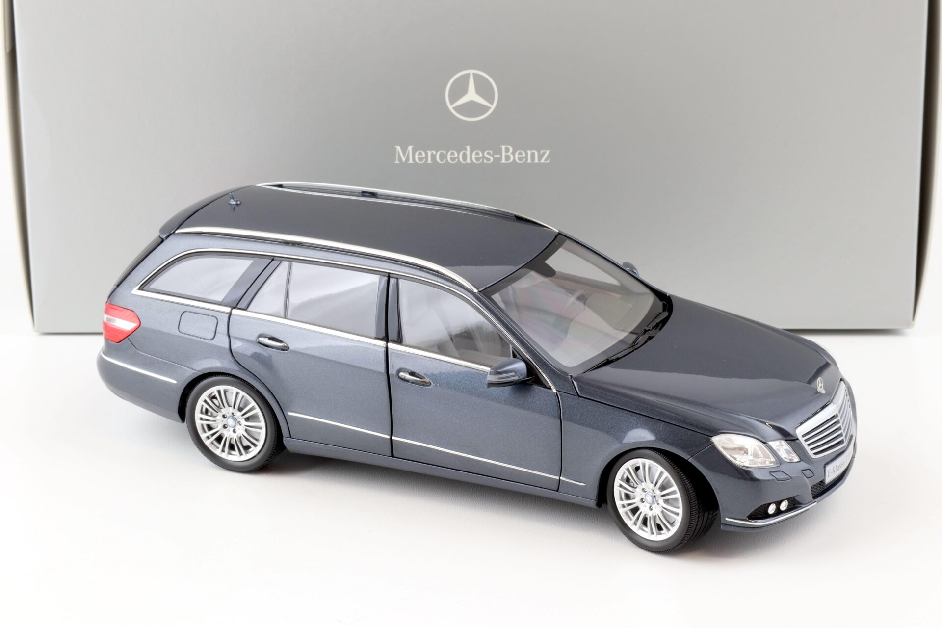 1:18 Minichamps Mercedes E-Klasse T-Modell S212 tenorit grey metallic DEALER VERSION