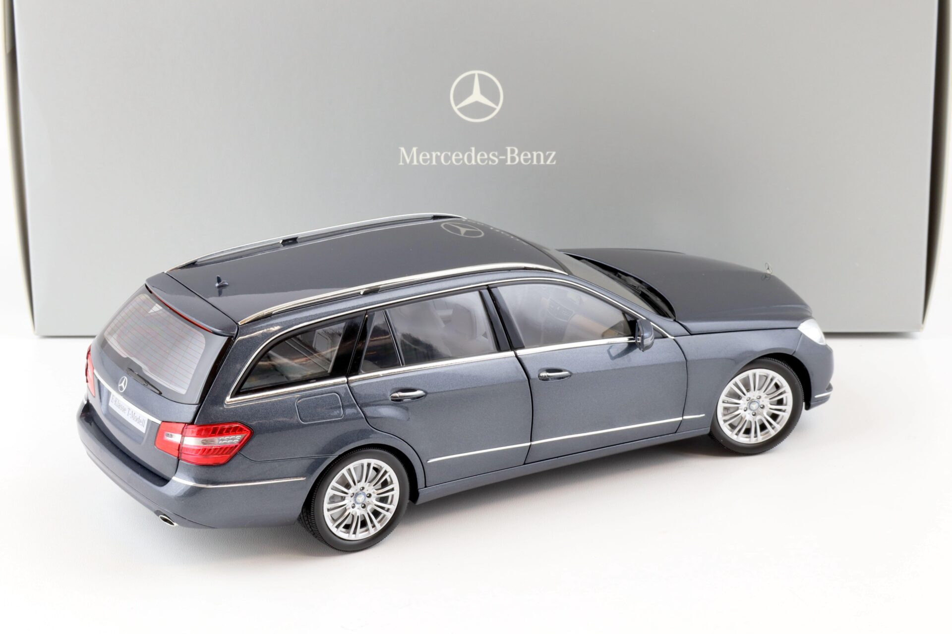 1:18 Minichamps Mercedes E-Klasse T-Modell S212 tenorit grey metallic DEALER VERSION