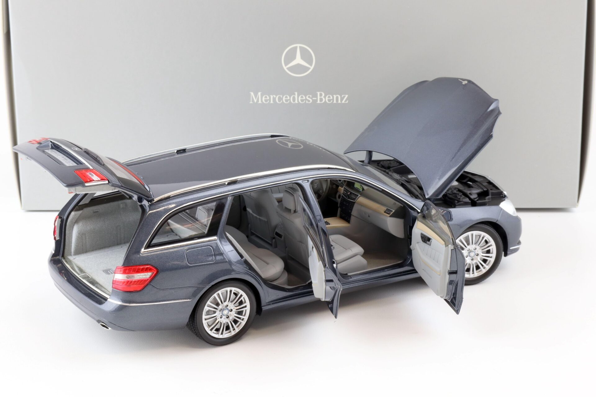 1:18 Minichamps Mercedes E-Klasse T-Modell S212 tenorit grey metallic DEALER VERSION