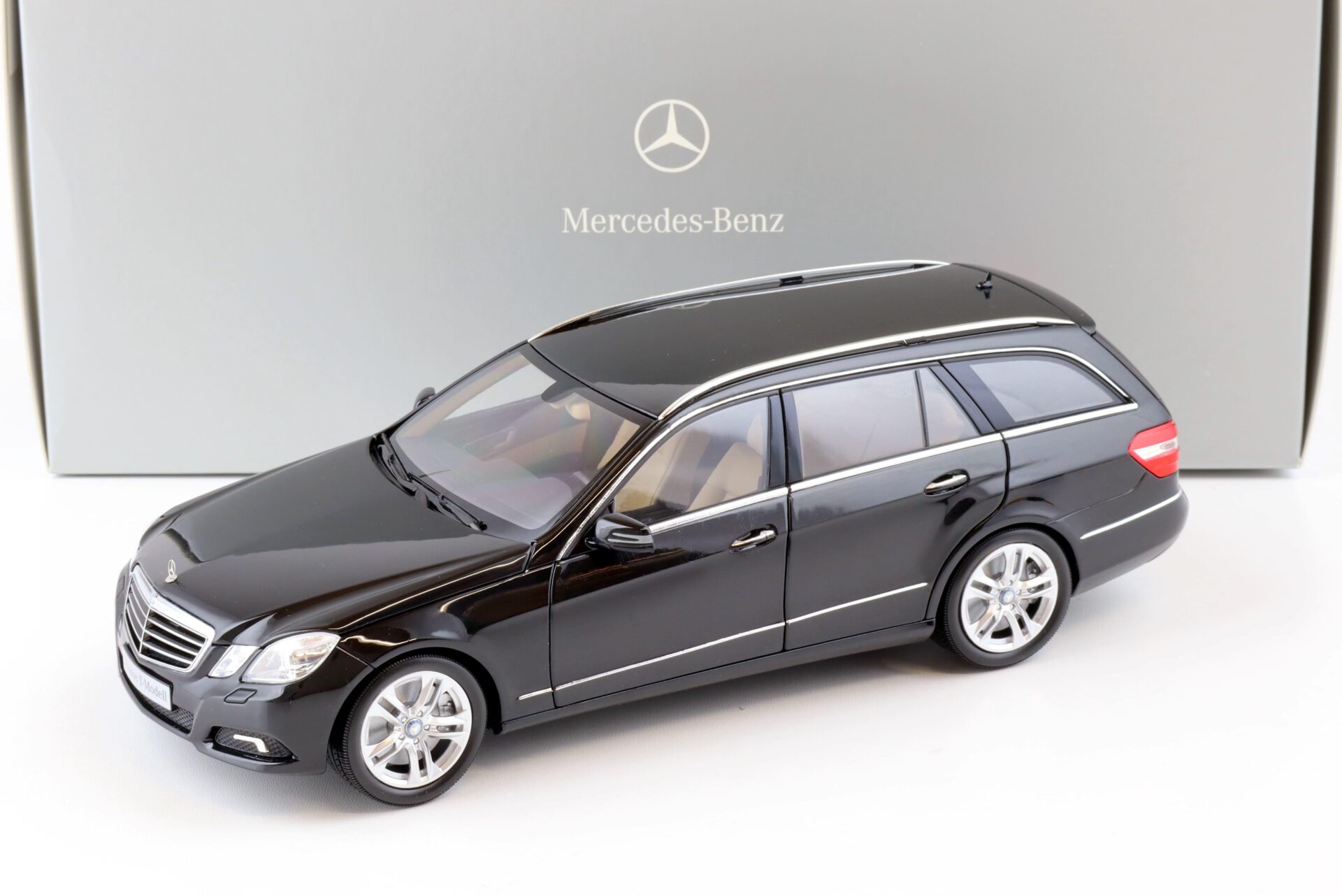 ID 77554 orig.jpg 1:18 Minichamps Mercedes E-Klasse T-Modell S212 obsidian black DEALER VERSION