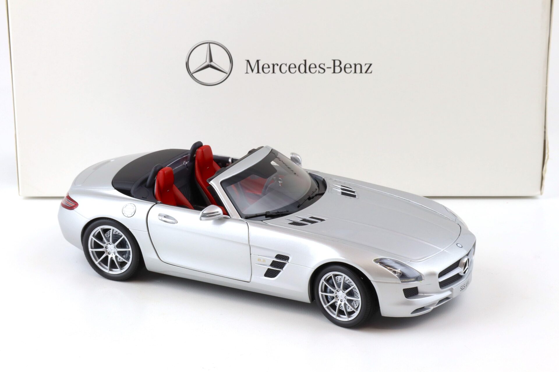 1:18 Minichamps Mercedes SLS AMG Roadster iridium silver DEALER VERSION