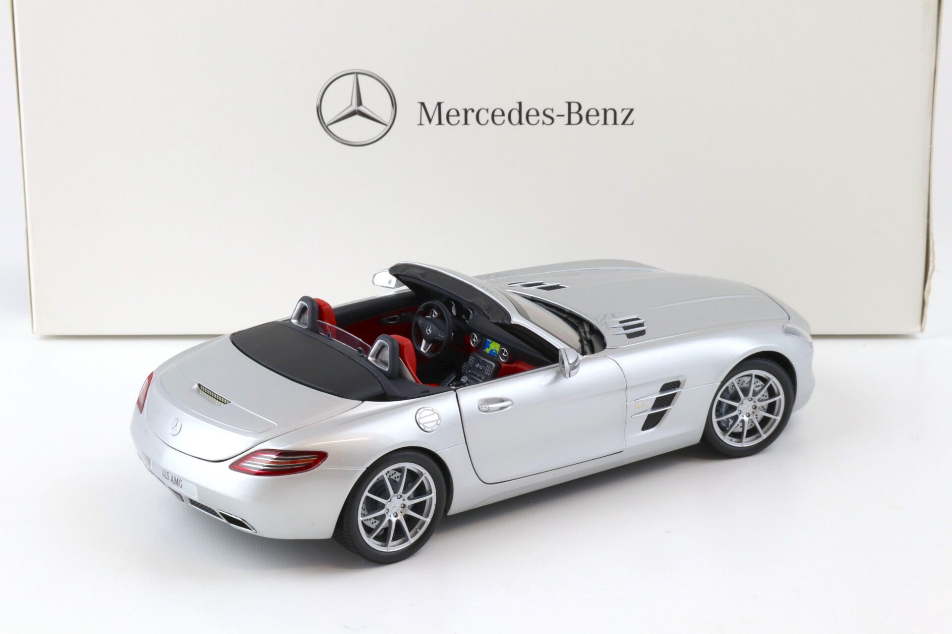 1:18 Minichamps Mercedes SLS AMG Roadster iridium silver DEALER VERSION