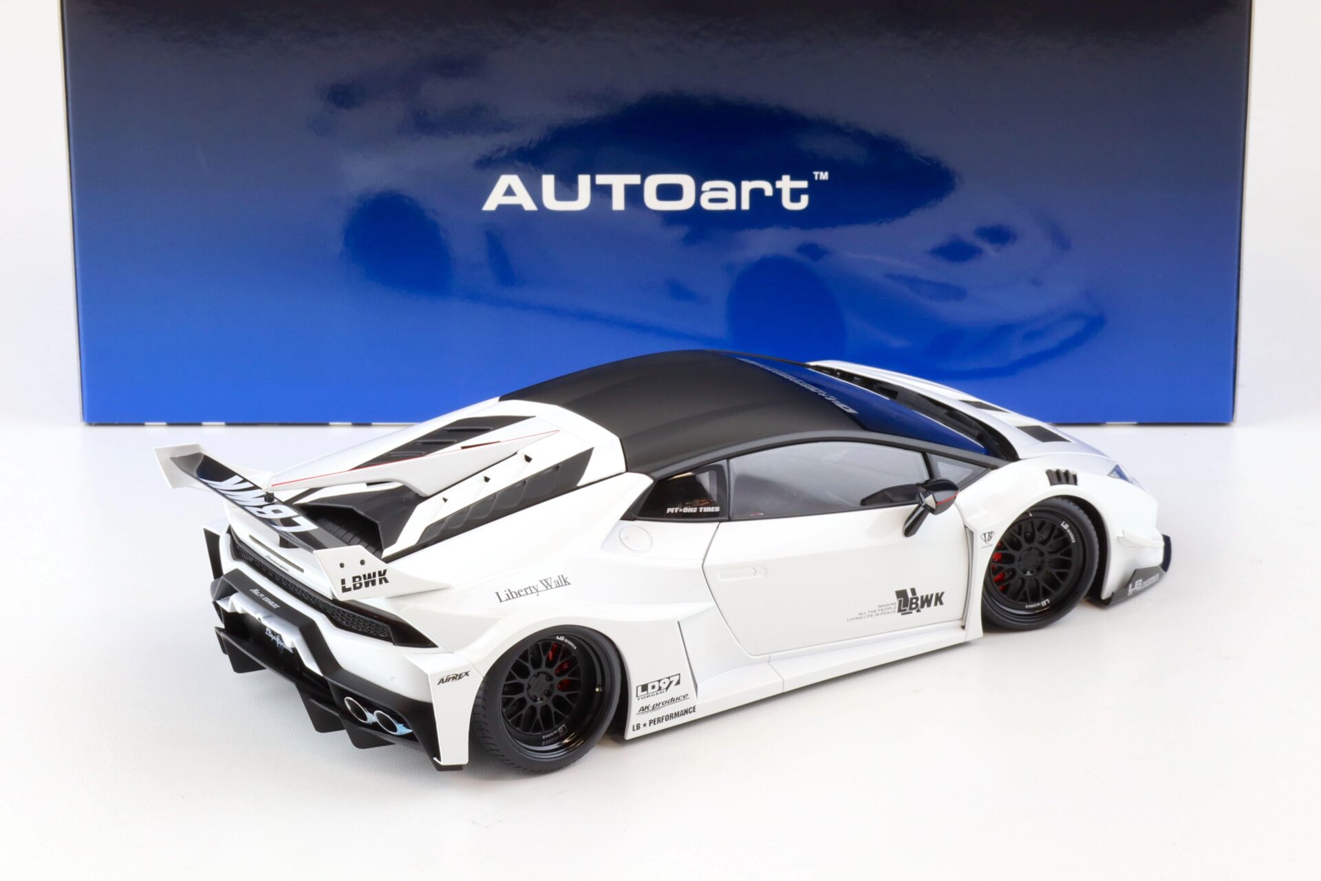 1:18 AUTOart Lamborghini Huracan GT LB-SILHOUETTE Works 2019 white