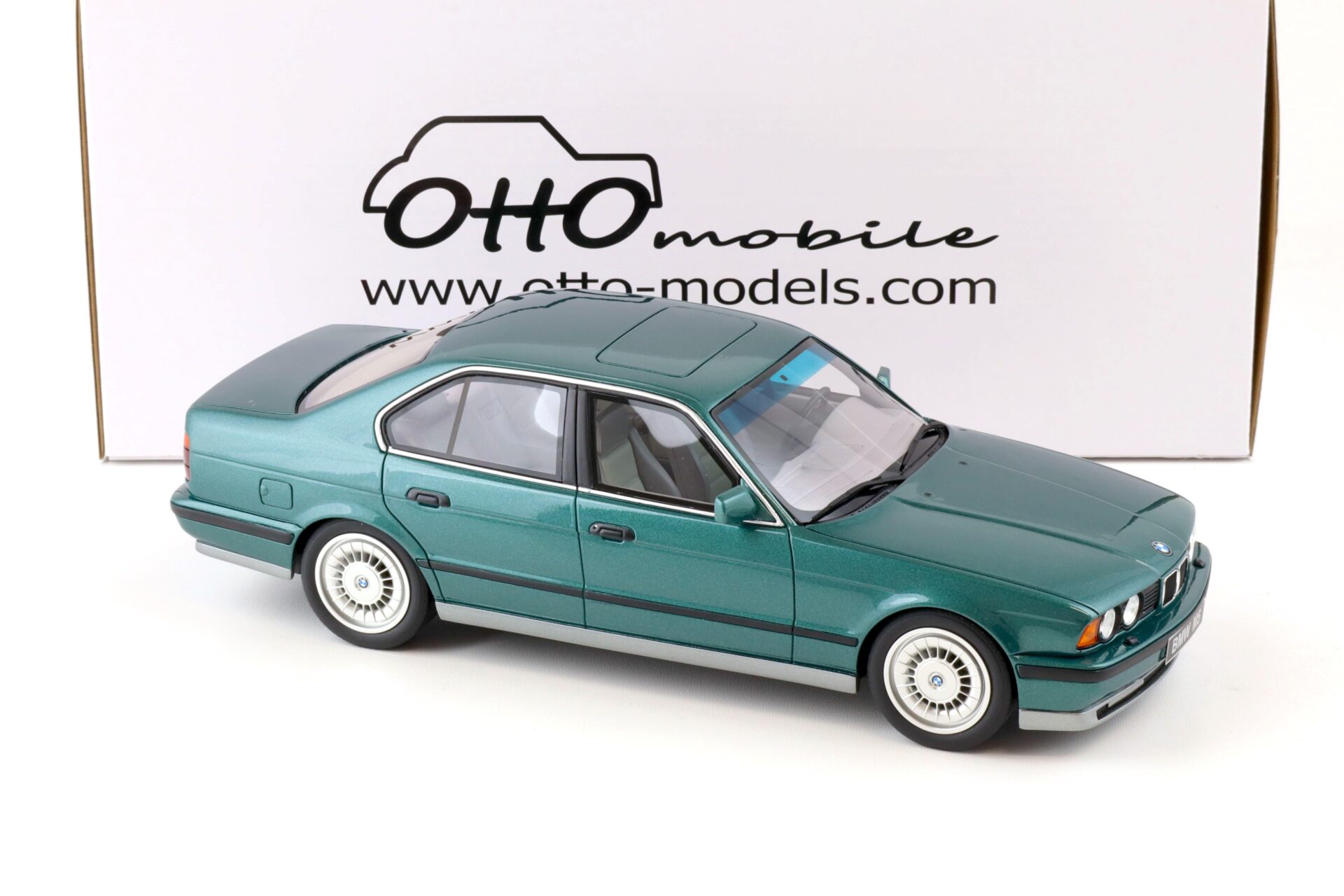 1:18 OTTO mobile OT968 BMW M5 E34 Limousine Cecotto Edition green metallic