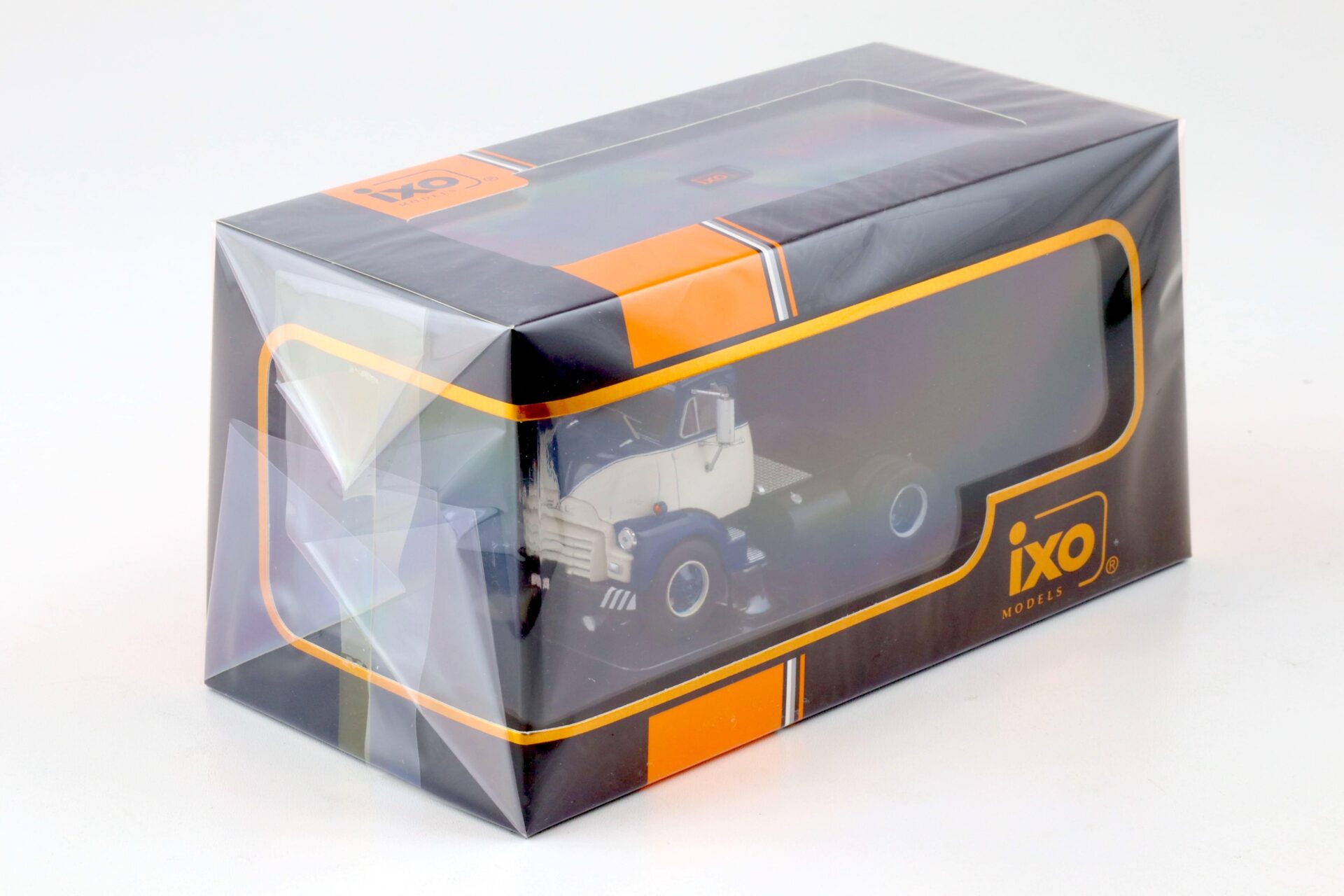1:43 IXO GMC 950 COE SZM Truck white/ blue 1954