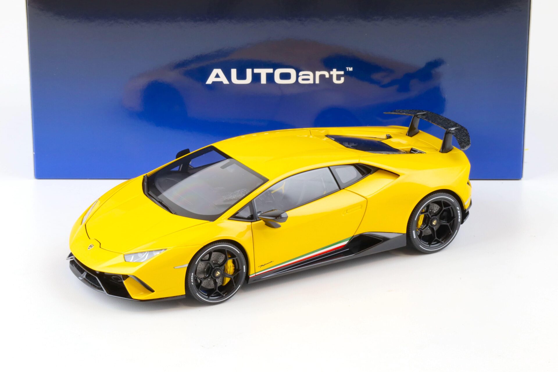 1:18 AUTOart Lamborghini Huracan Performante Giallo Inti/ pearl effect yellow