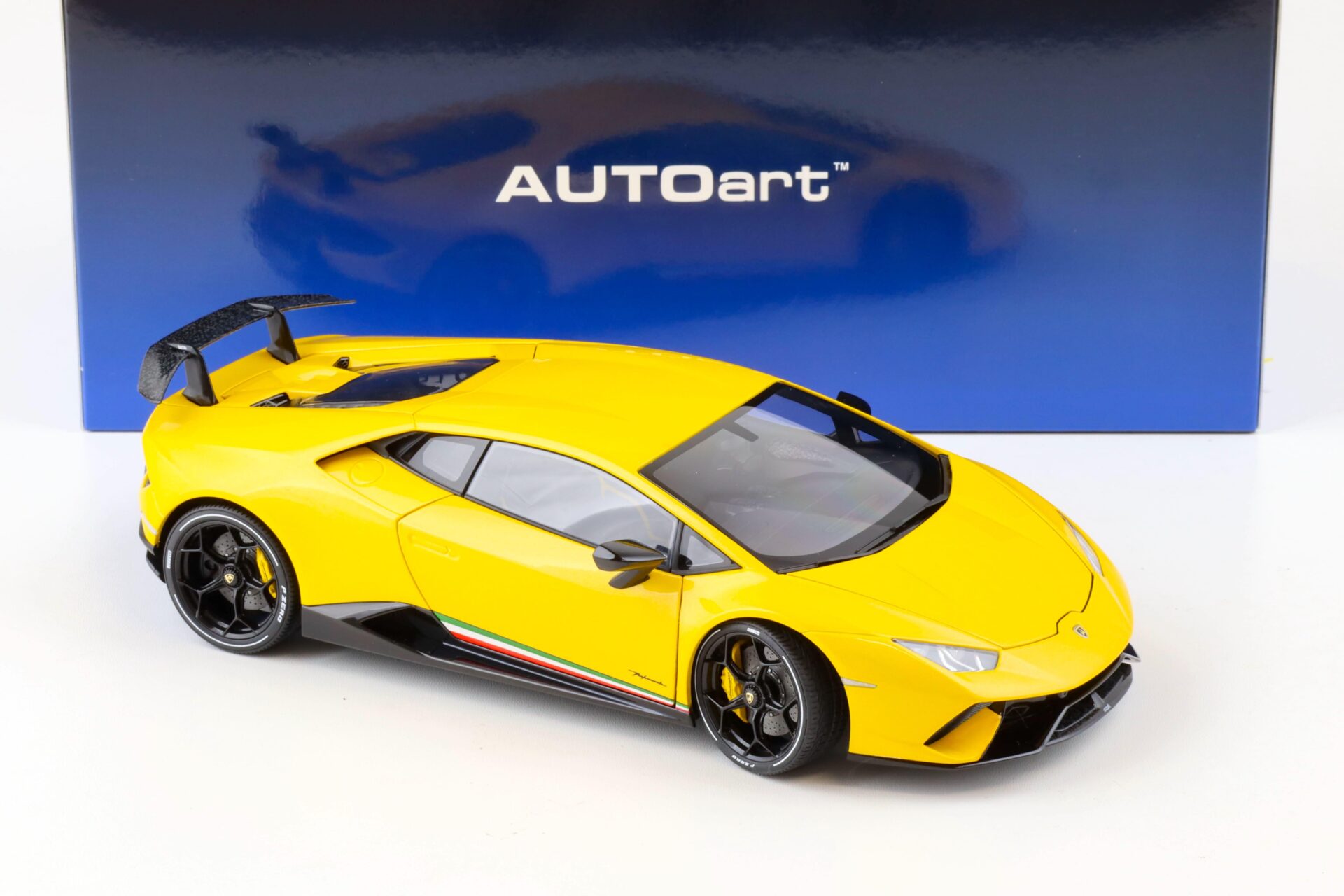 1:18 AUTOart Lamborghini Huracan Performante Giallo Inti/ pearl effect yellow