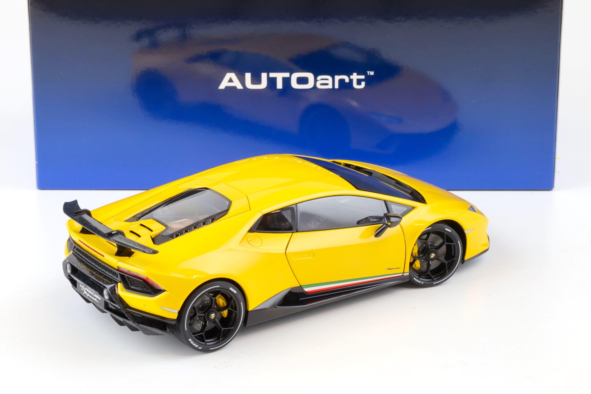 1:18 AUTOart Lamborghini Huracan Performante Giallo Inti/ pearl effect yellow