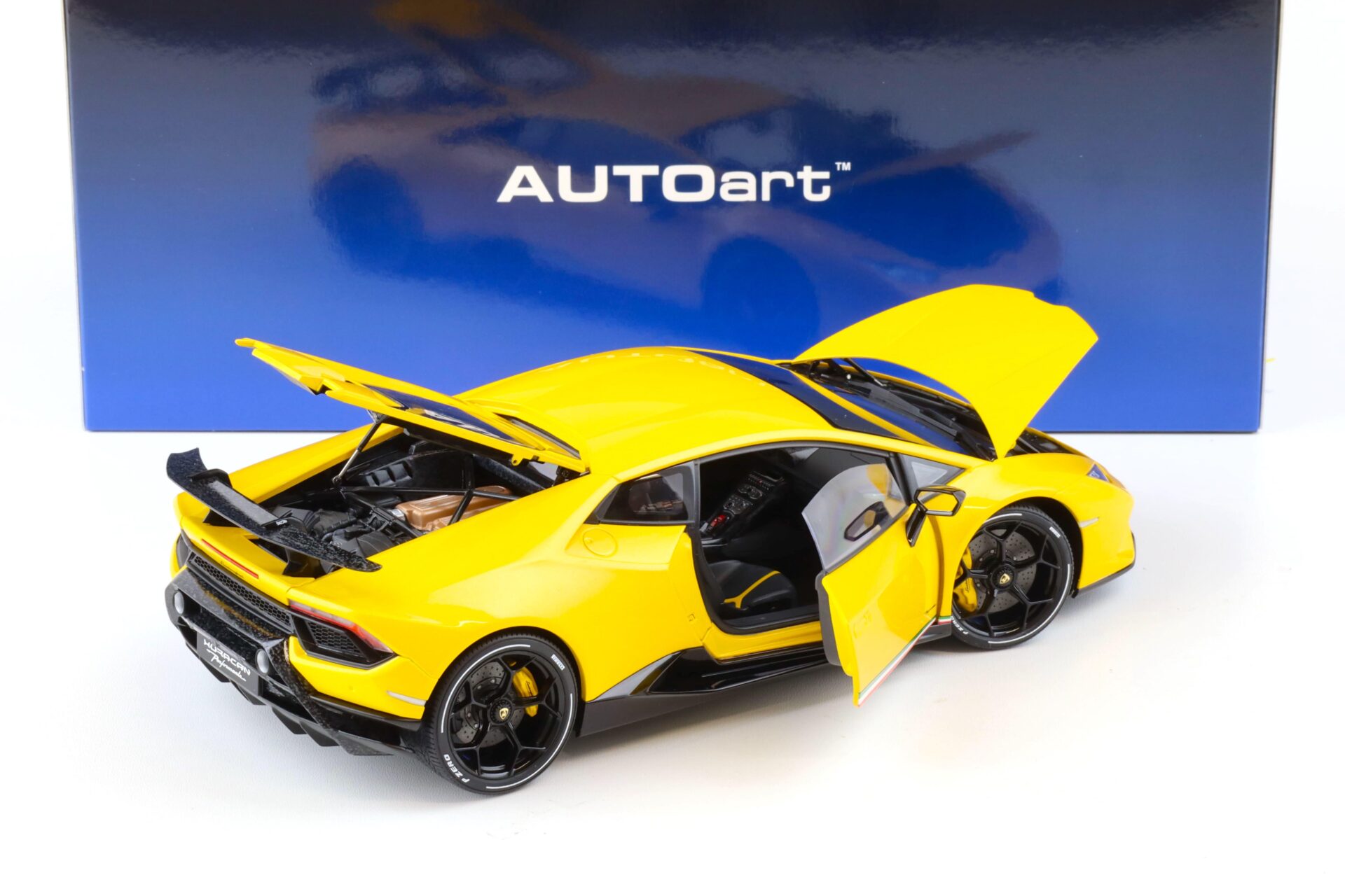 1:18 AUTOart Lamborghini Huracan Performante Giallo Inti/ pearl effect yellow