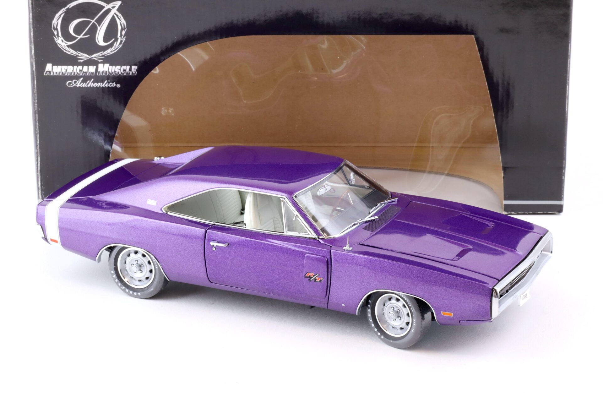 1:18 ERTL Authentics 1970 Dodge Charger R/T Coupe purple metallic