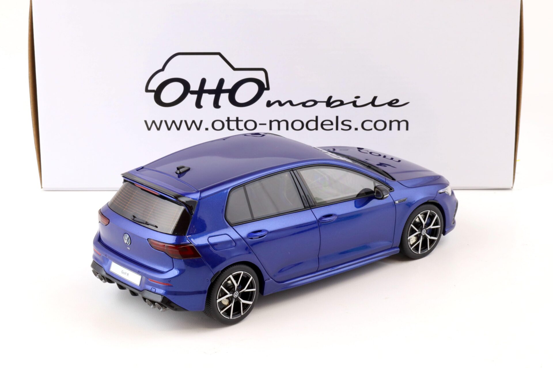 1:18 OTTO mobile OT413 VW Golf 8 R blue metallic 2021