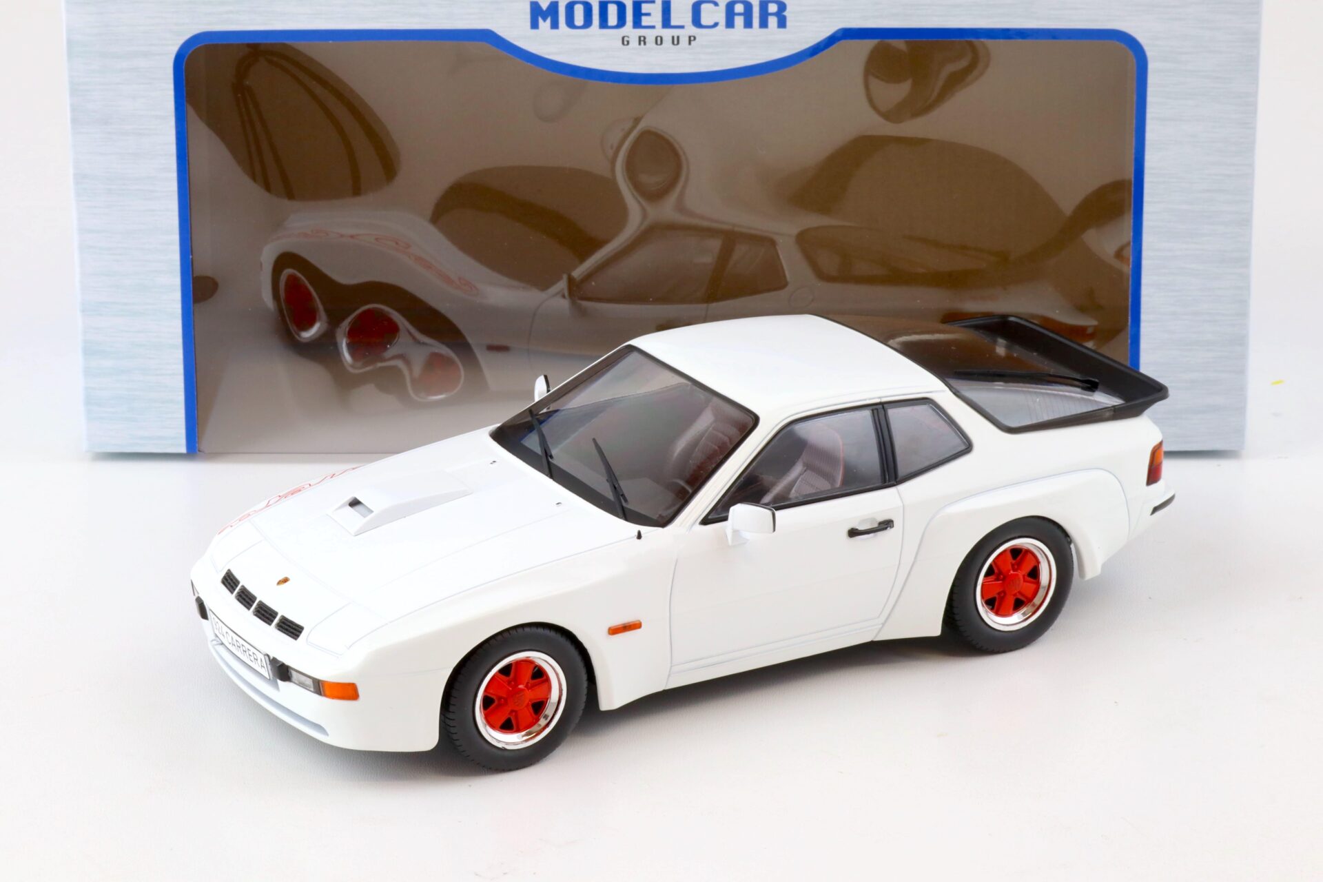1:18 MCG Porsche 924 Carrera GT white/ red 1981