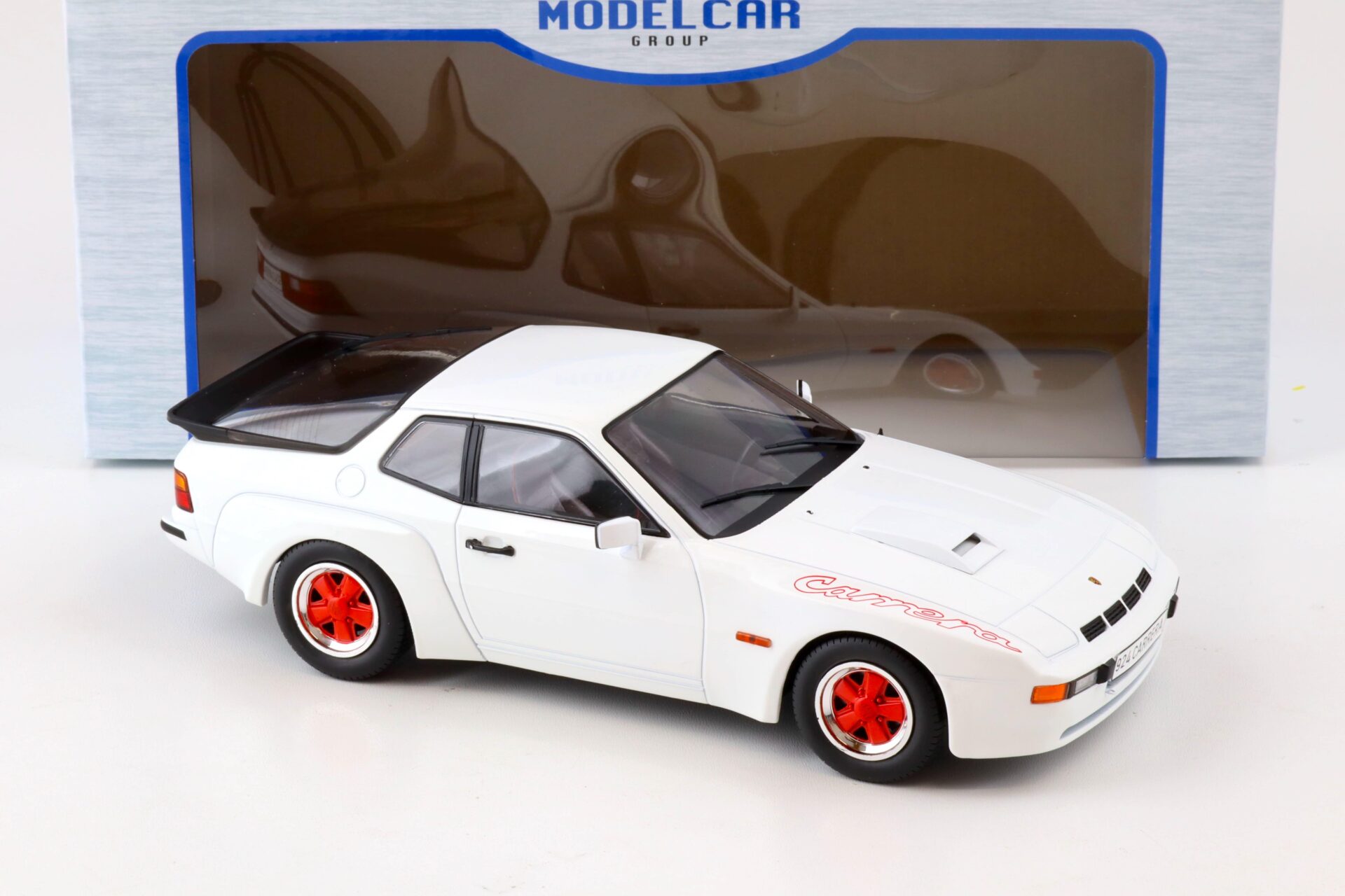 1:18 MCG Porsche 924 Carrera GT white/ red 1981