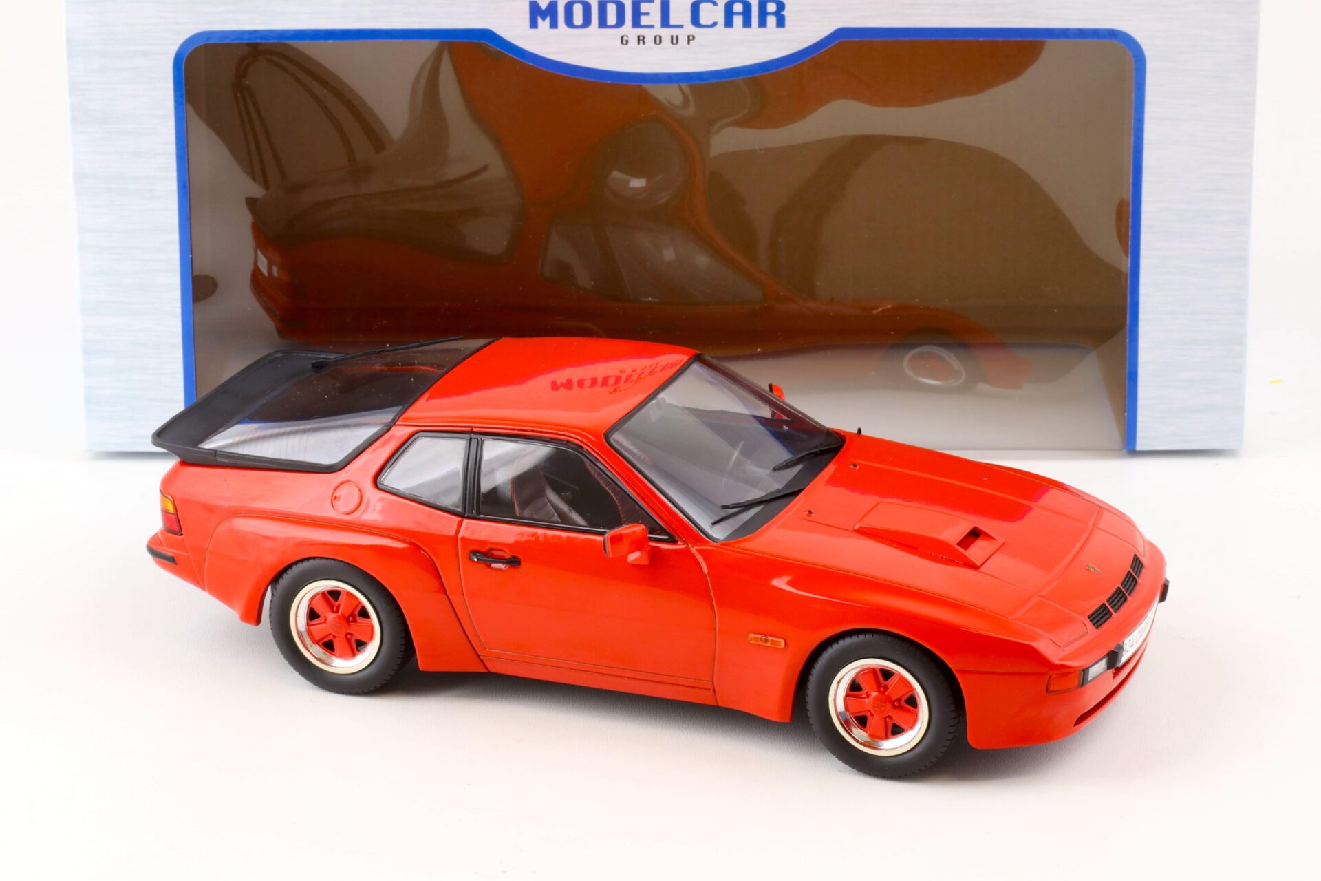1:18 MCG Porsche 924 Carrera GT red/ red 1981