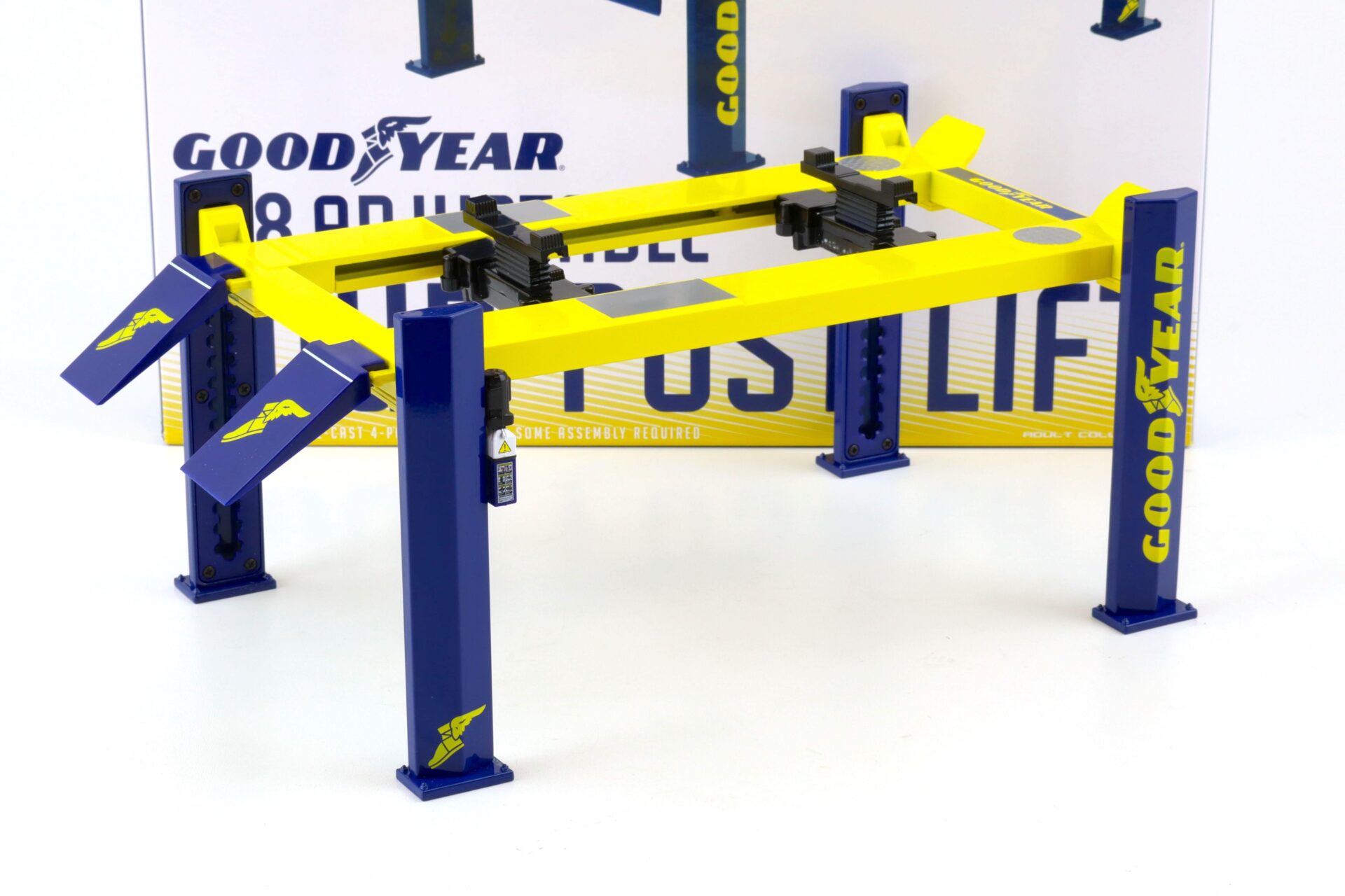 ID 79325 orig.jpg 1:18 Greenlight GOODYEAR Adjustable FOUR-POST Lift Hebebühne Zubehör yellow/blue