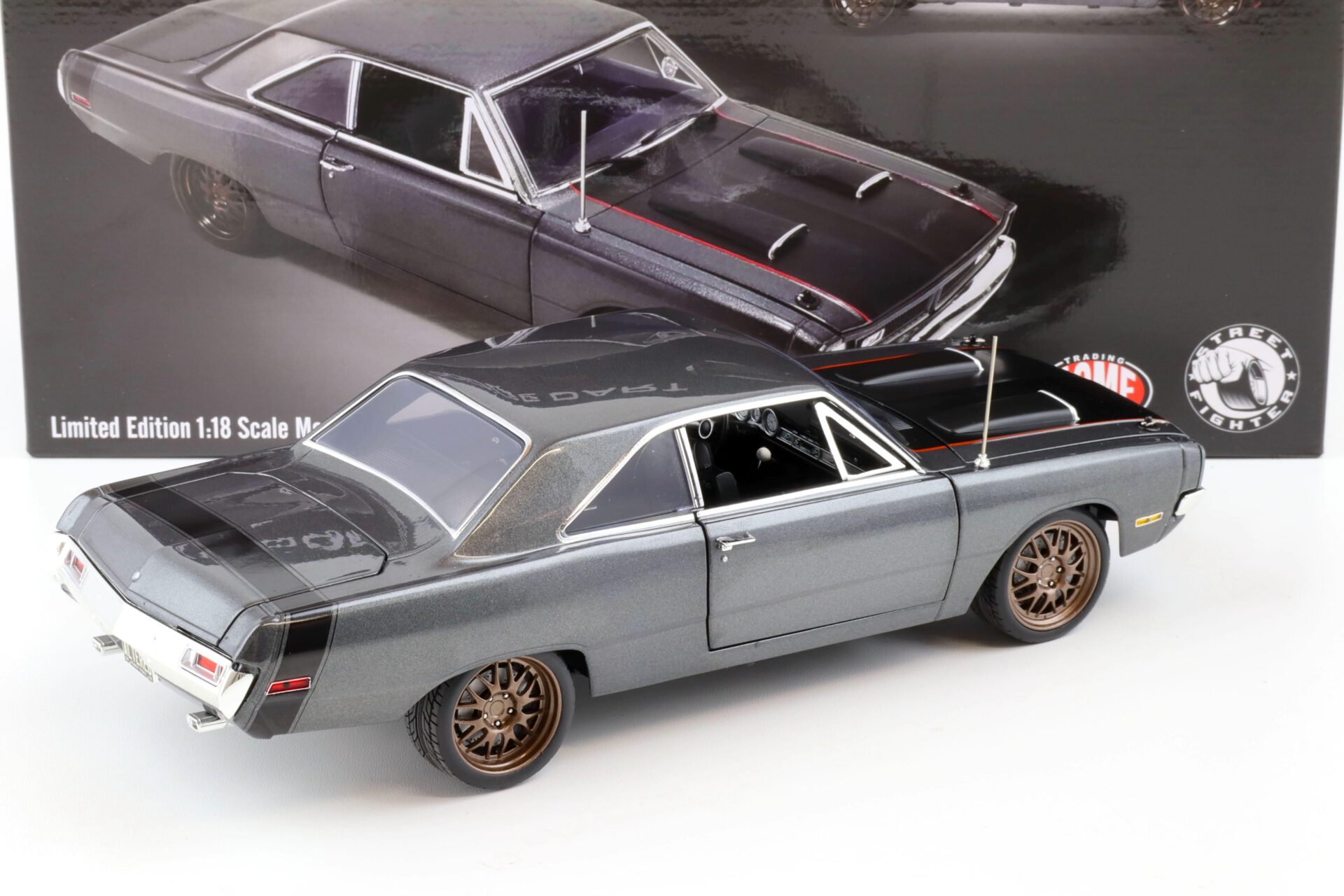 1:18 ACME 1970 Dodge Dart Bullseye Street Fighter grey metallic/ black