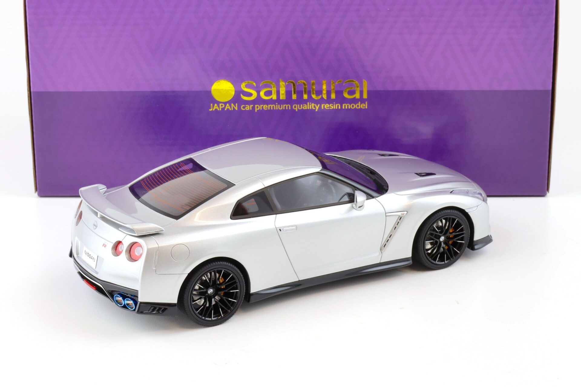 1:18 Kyosho Samurai 2020 Nissan GT-R (R35) Coupe silver metallic KSR18044S