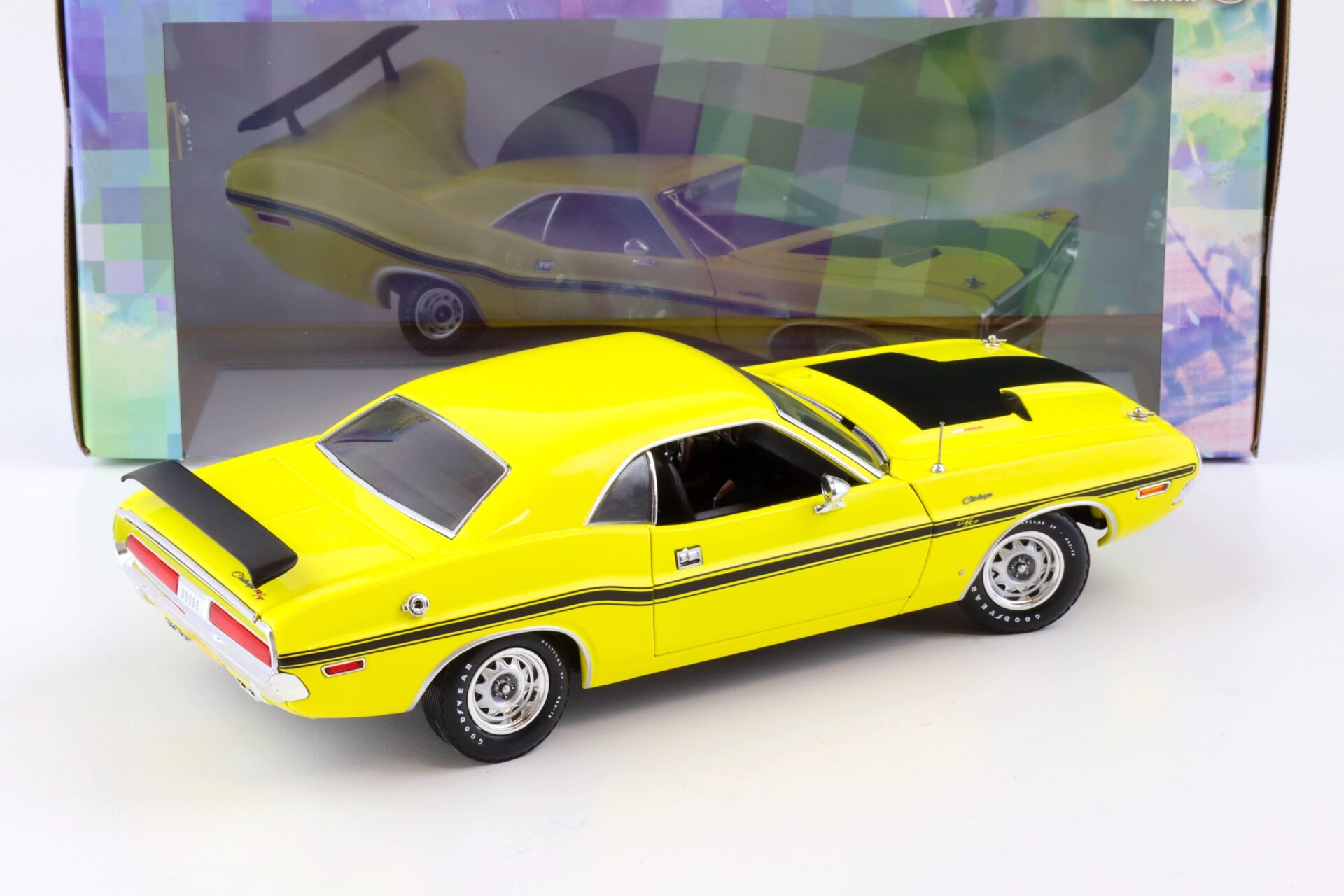 1:18 Greenlight 1970 Dodge Challenger R/T 426 Hemi Coupe yellow NCIS