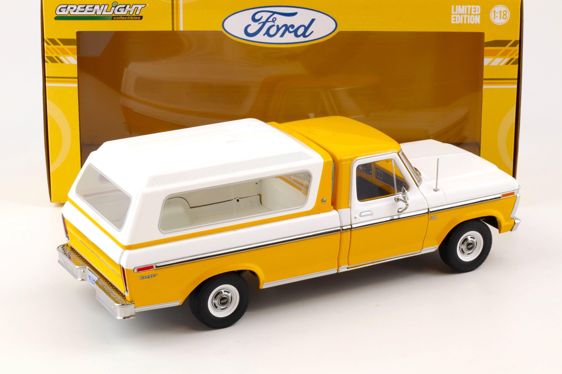 1:18 Greenlight 1976 Ford F-100 Pick Up with removable Hardtop white/ yellow