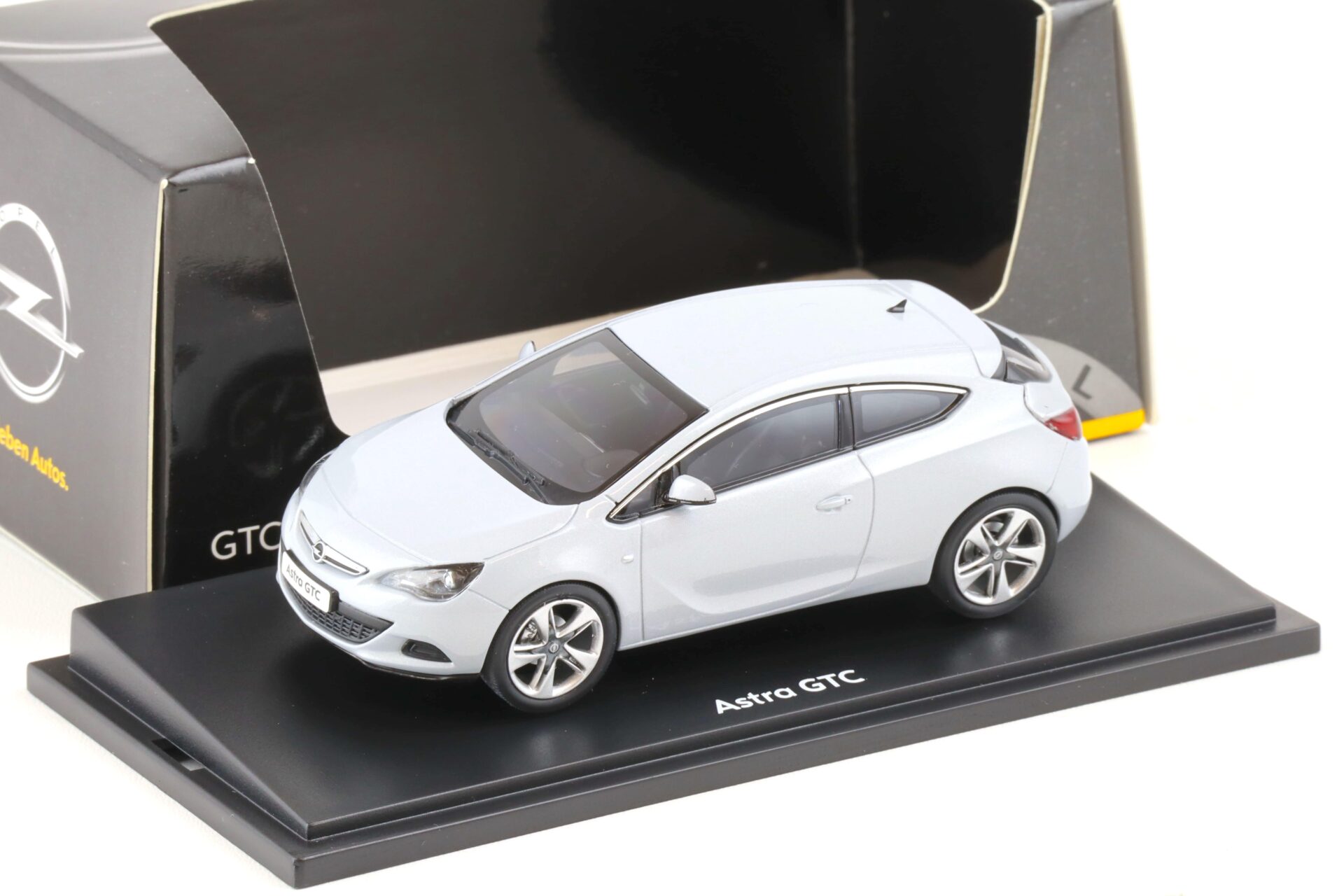 ID 80342 orig.jpg 1:43 Motorart Opel Astra J GTC Mineral white DEALER VERSION