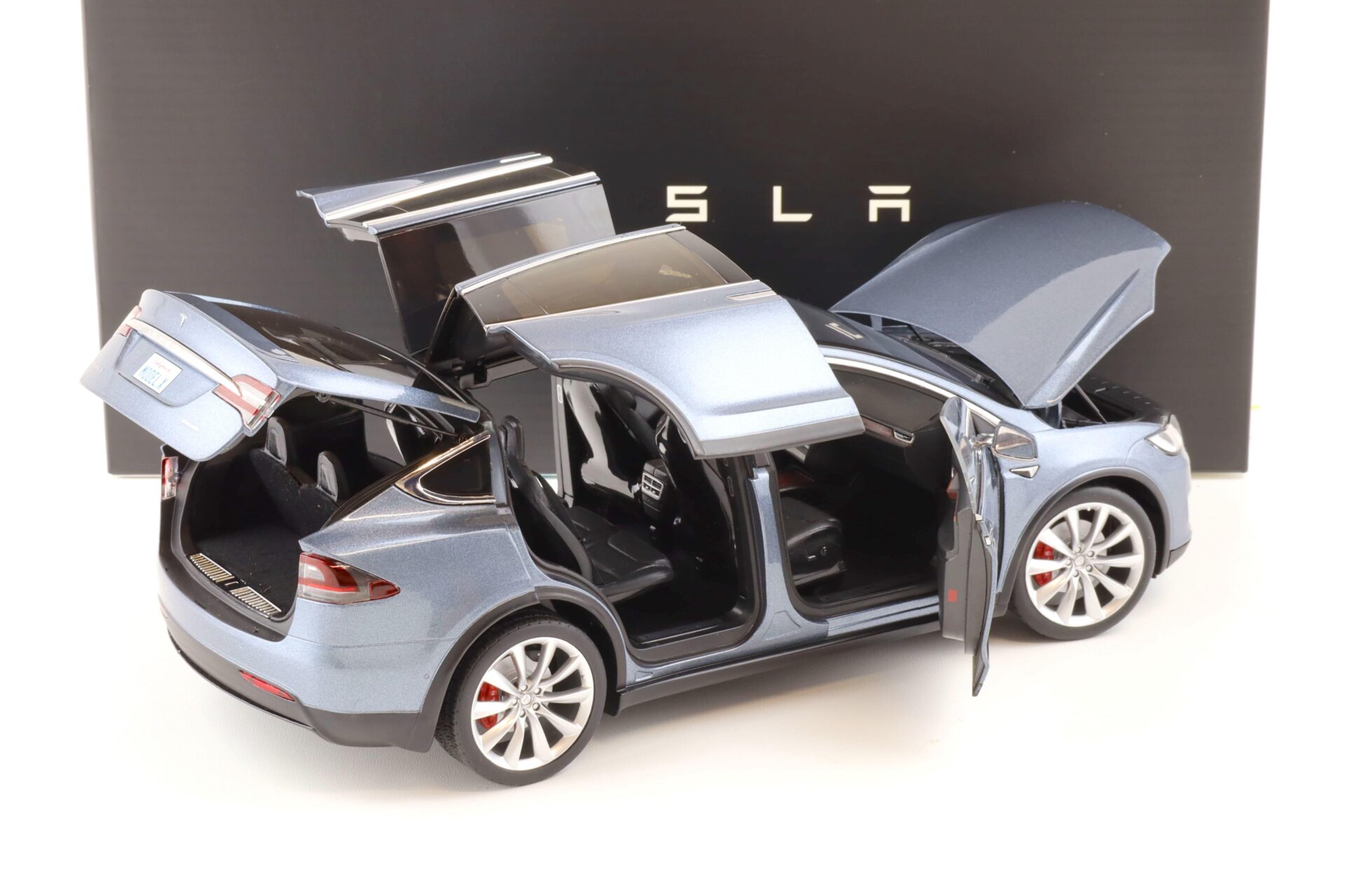 1:18 Original Tesla Model X P100D grey metallic Diecast DEALER VERSION