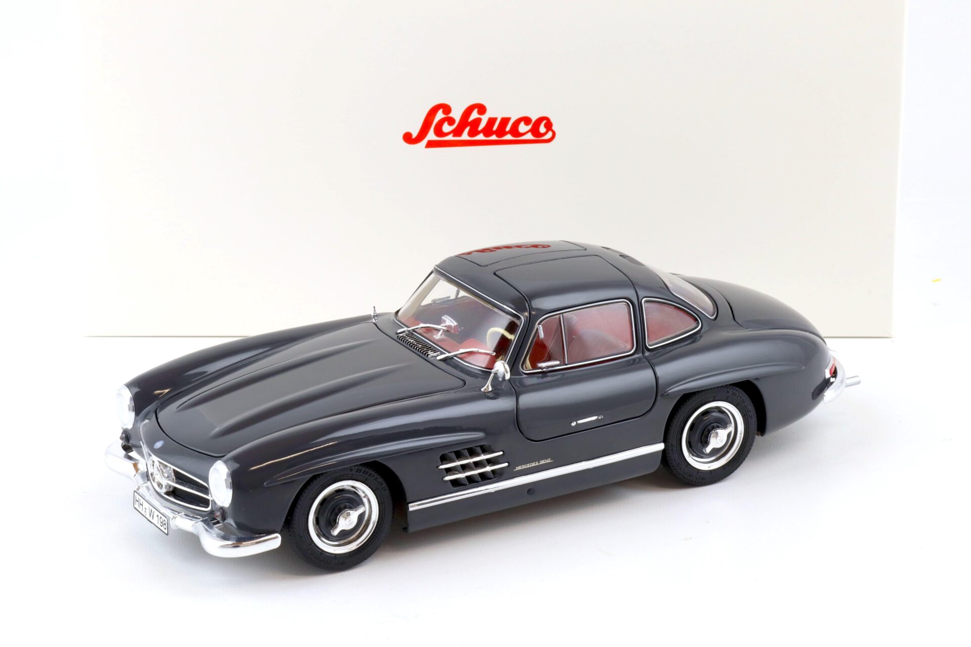 ID 80362 orig.jpg 1:18 Schuco Mercedes 300 SL Coupe Gullwing grey/ red interior