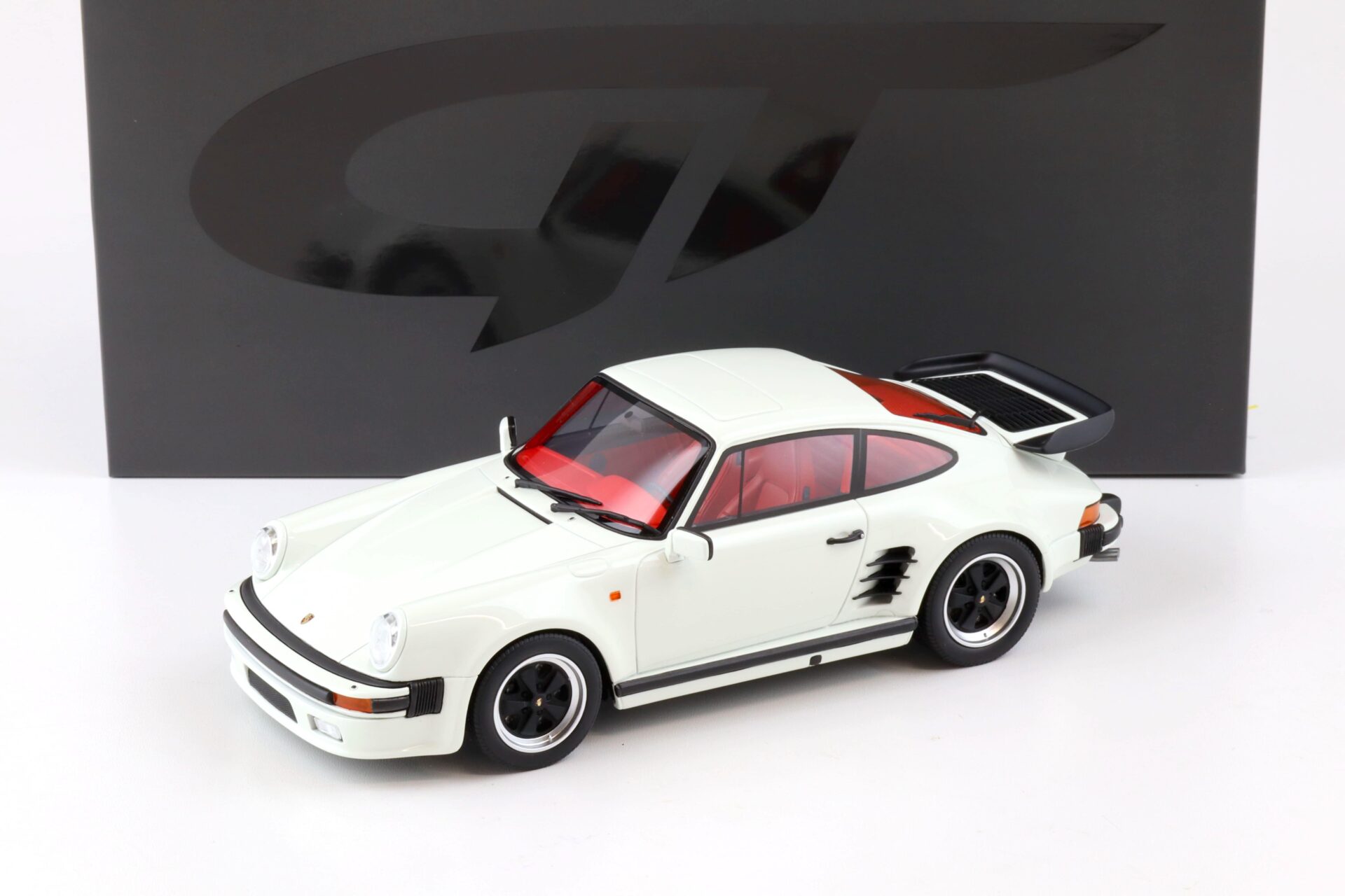 1:18 GT Spirit GT786 Porsche 911 (930) Turbo S Coupe Grand Prix white 1985