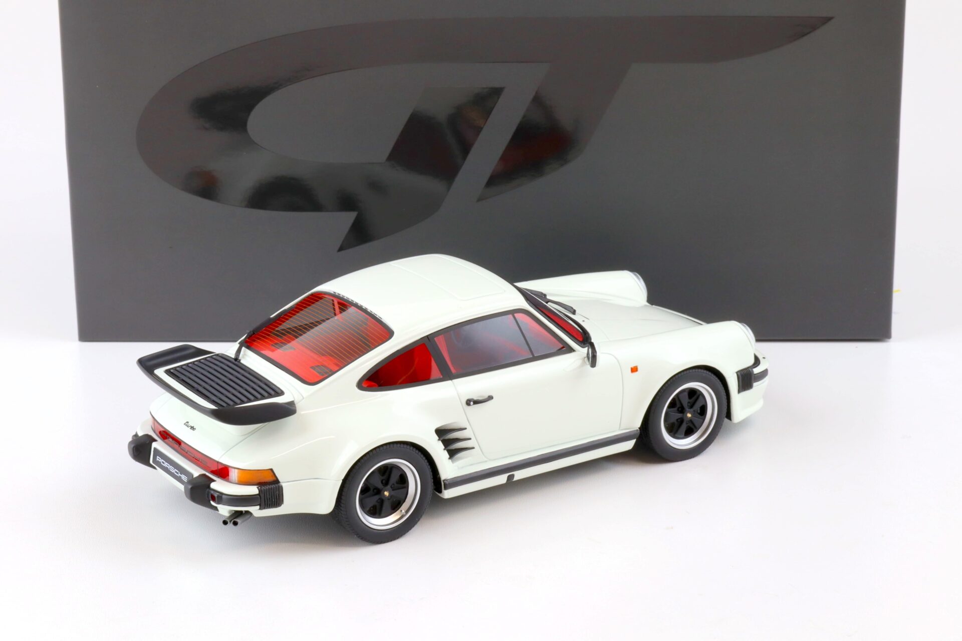 1:18 GT Spirit GT786 Porsche 911 (930) Turbo S Coupe Grand Prix white 1985