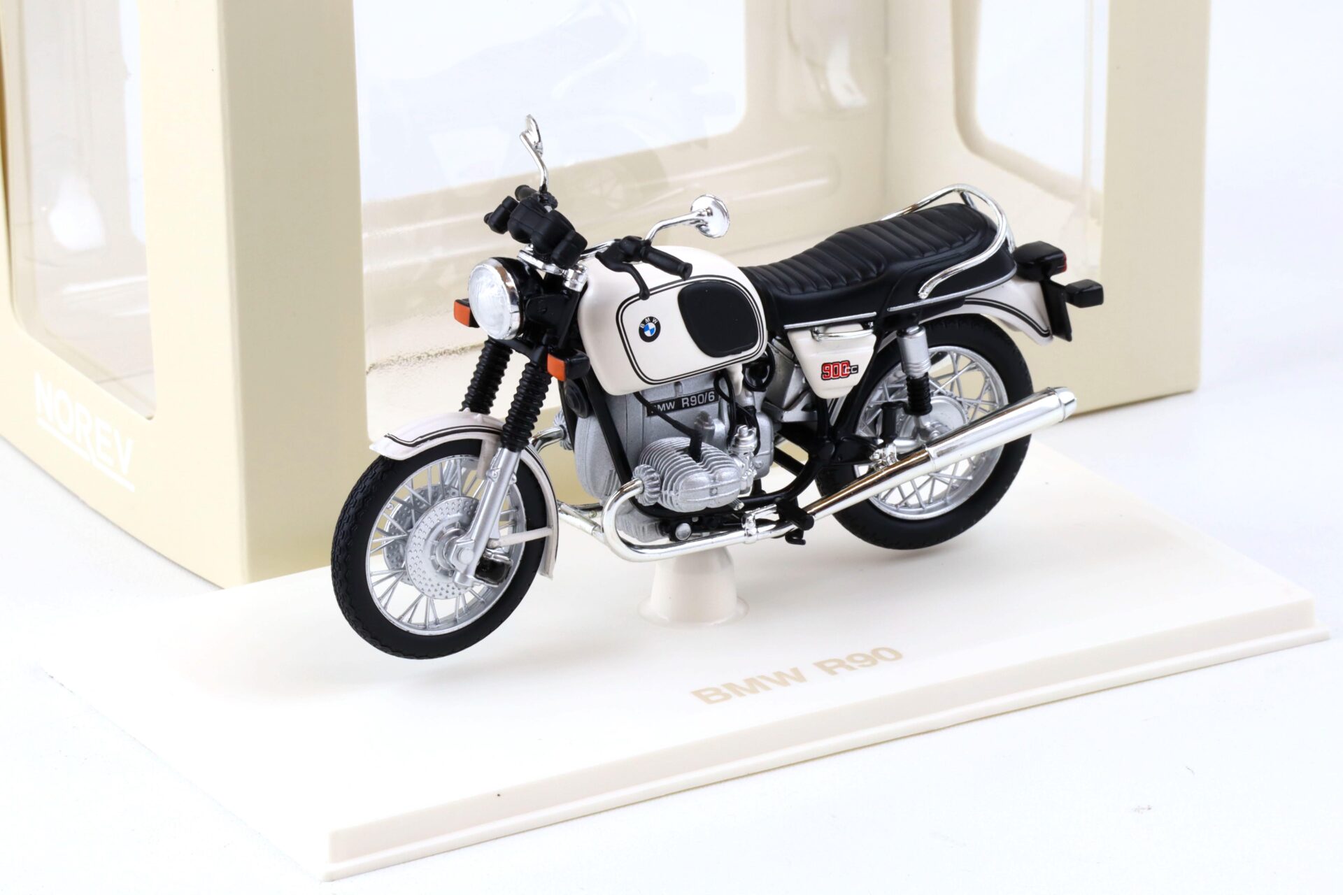 ID 80442 orig.jpg 1:18 Norev BMW R90/6 Motorrad Bike 1974 white