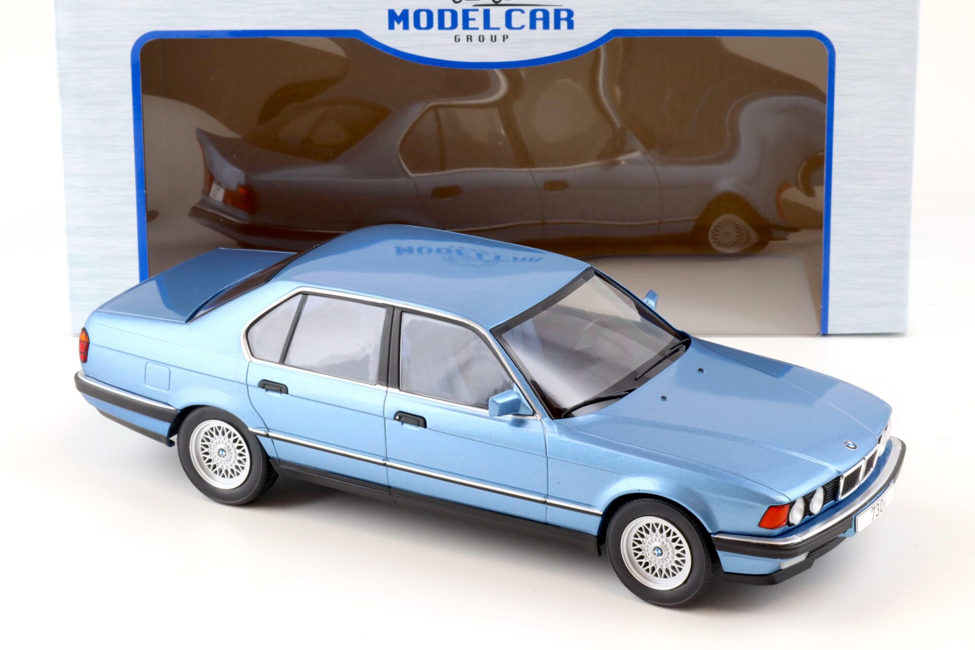1:18 MCG BMW 7-Series 730i (E32) Limousine blue metallic