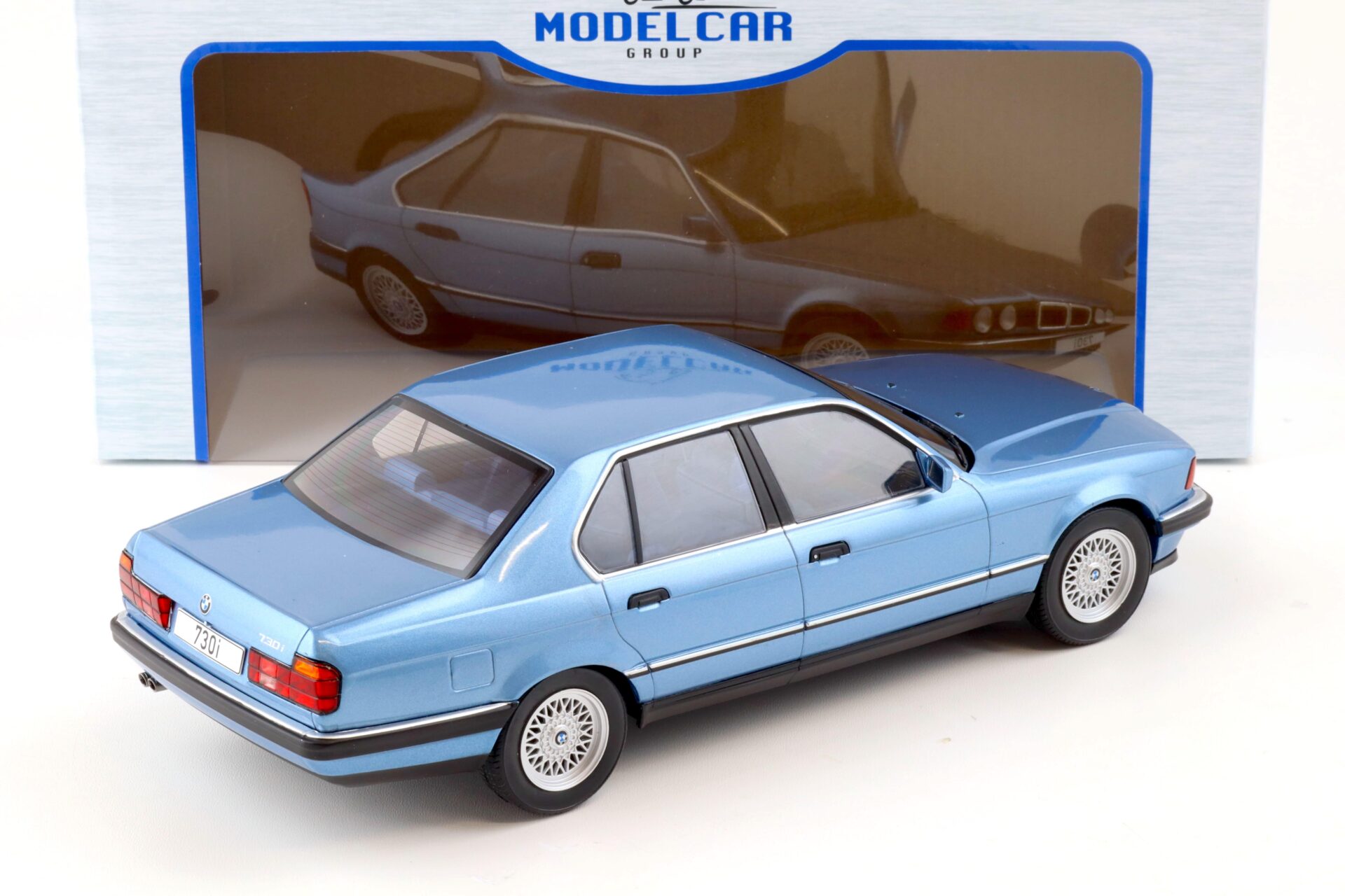 1:18 MCG BMW 7-Series 730i (E32) Limousine blue metallic