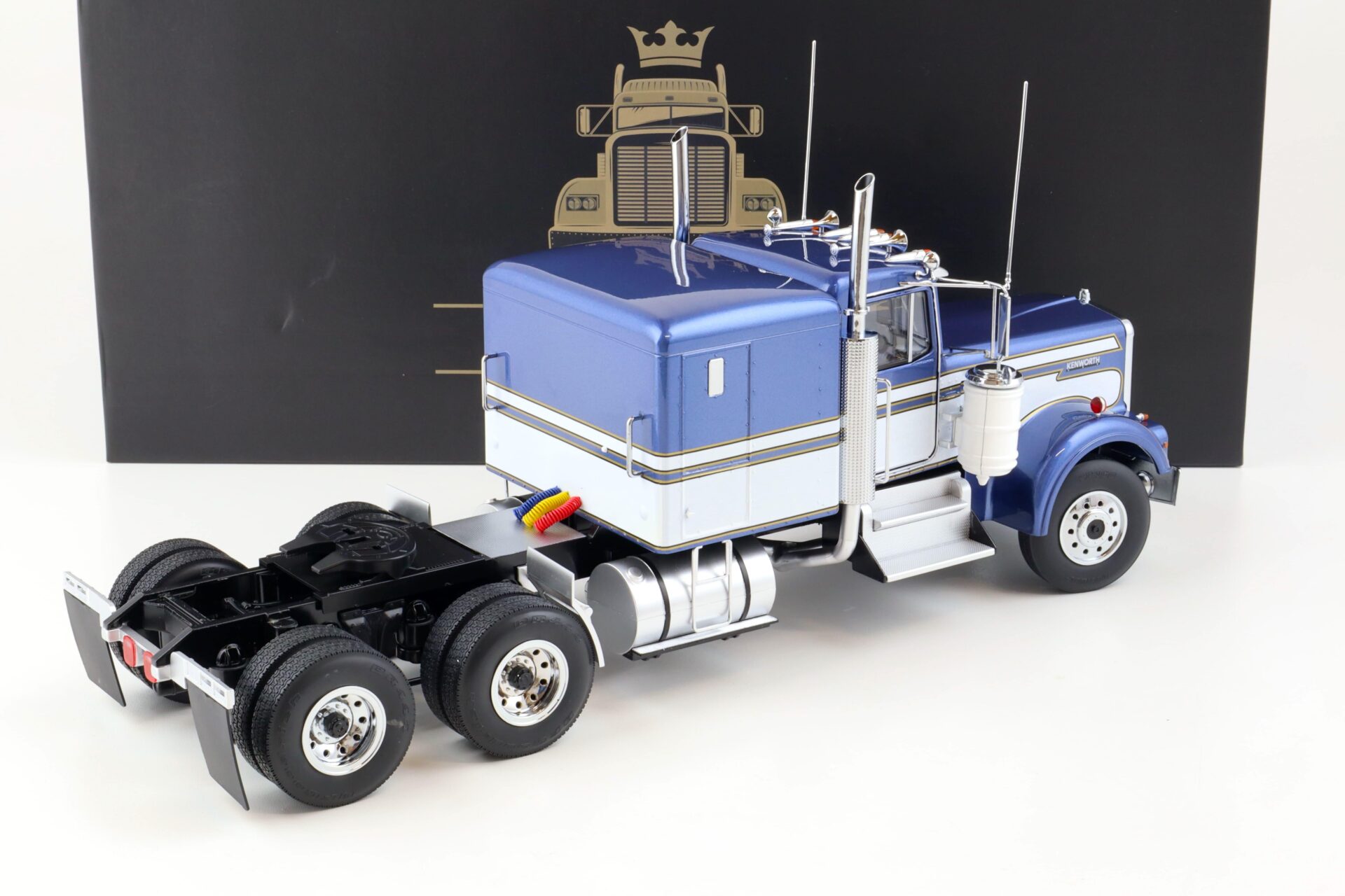 1:18 Road Kings LKW Kenworth W900 SZM blue metallic/ white