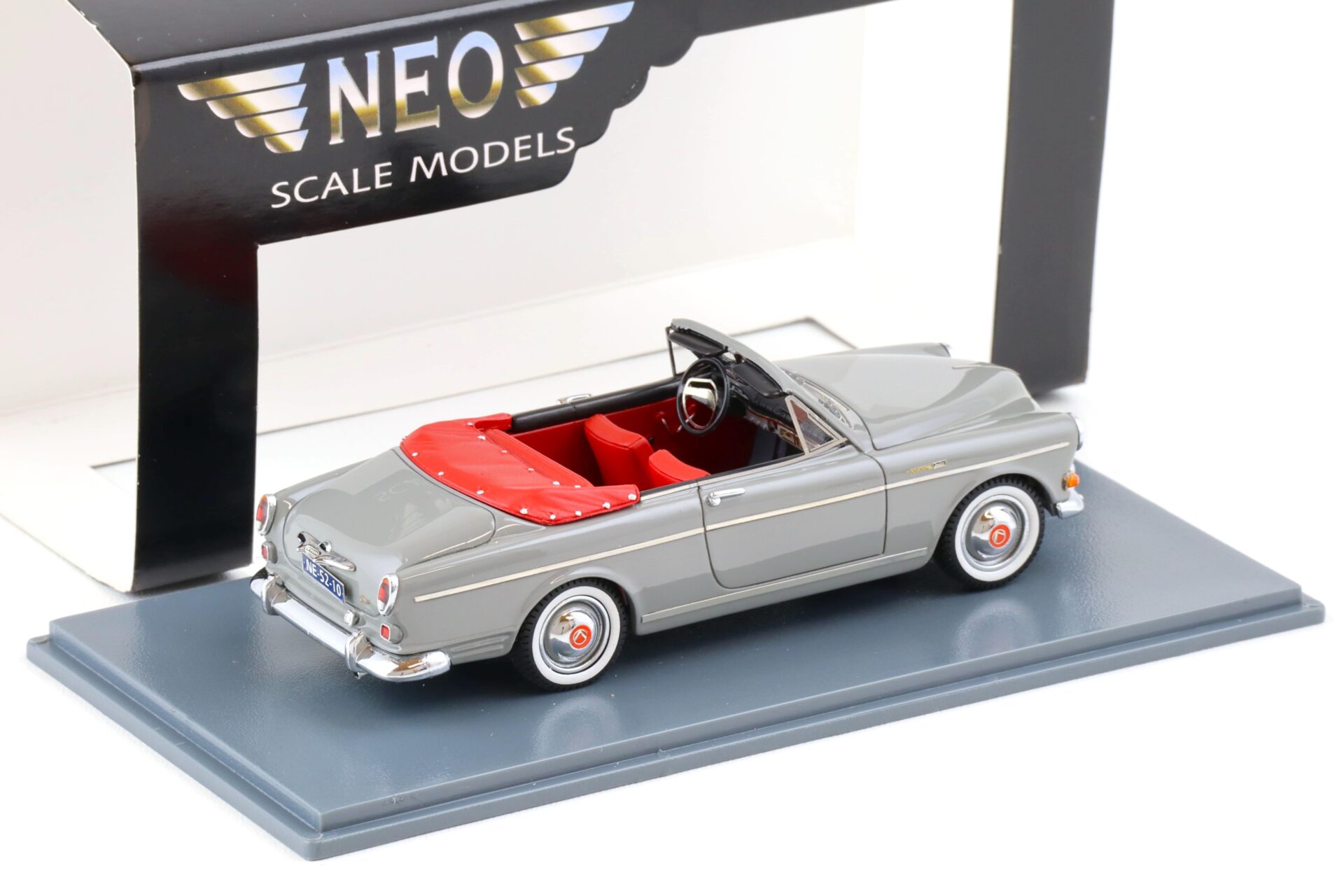 1:43 NEO Volvo Amazon Coune Convertible grey/ red