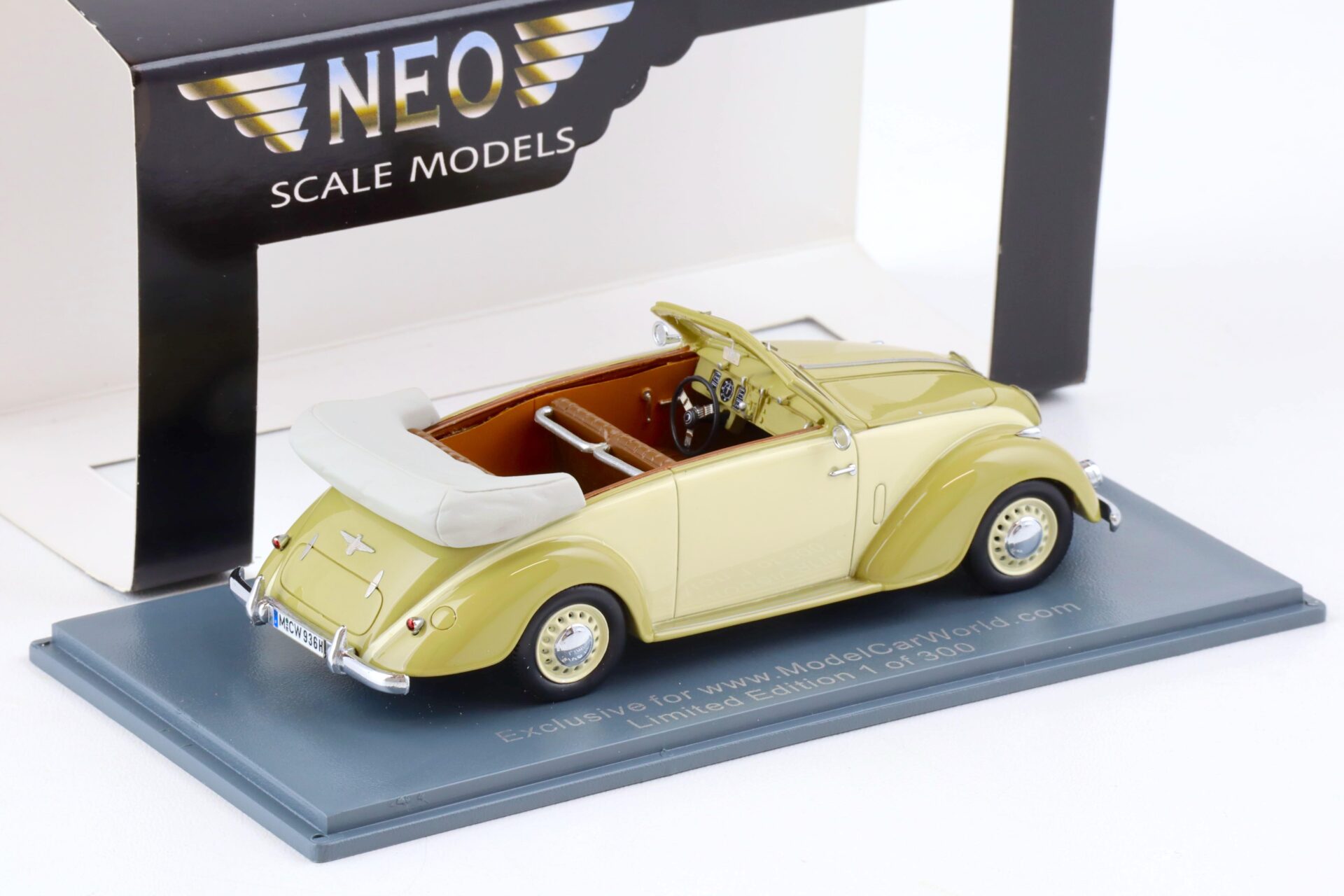 1:43 NEO Adler 2.5L Convertible green/ creme MCW Limited 300 pcs.