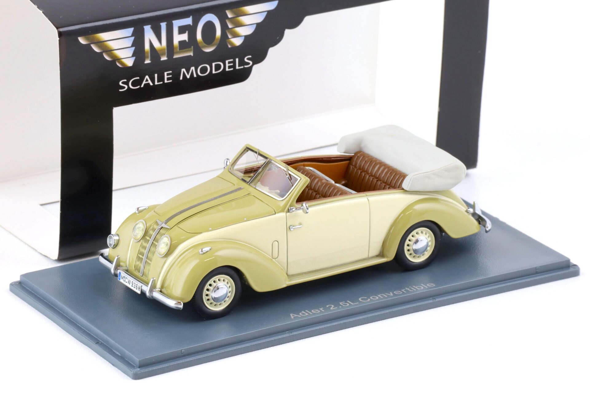 1:43 NEO Adler 2.5L Convertible green/ creme MCW Limited 300 pcs.