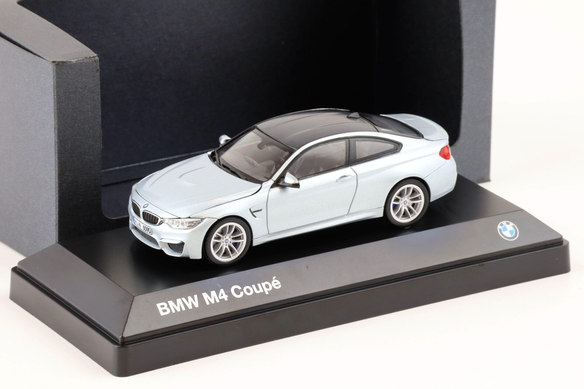 ID 80856 orig.jpg 1:43 Herpa BMW M4 (F82) Coupe Silverstone II metallic DEALER VERSION