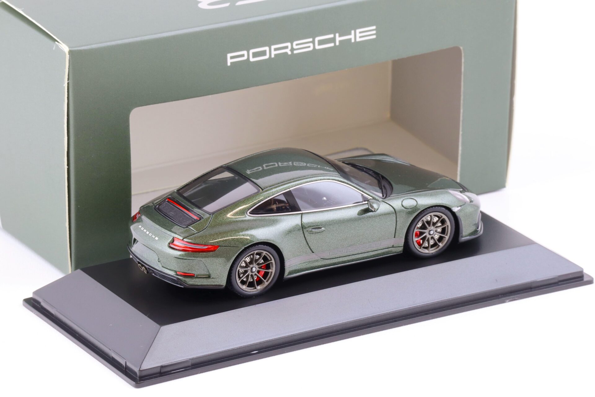 1:43 Spark Porsche 911 (991.II) GT3 Touring Package oak green WAX DEALER