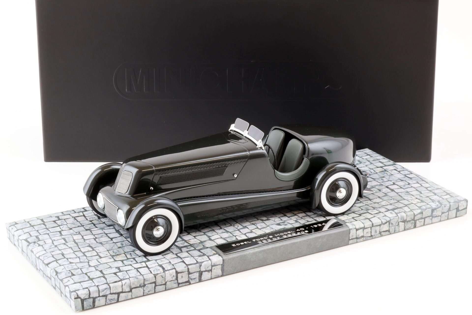 1:18 Minichamps 1934 Edsel FordÂ´s Model 40 Special Roadster gun grey