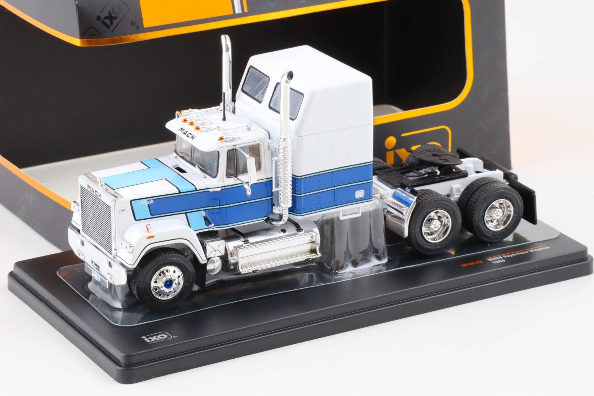 1:43 IXO 1985 Mack Superliner Magnum SZM Truck white/ blue