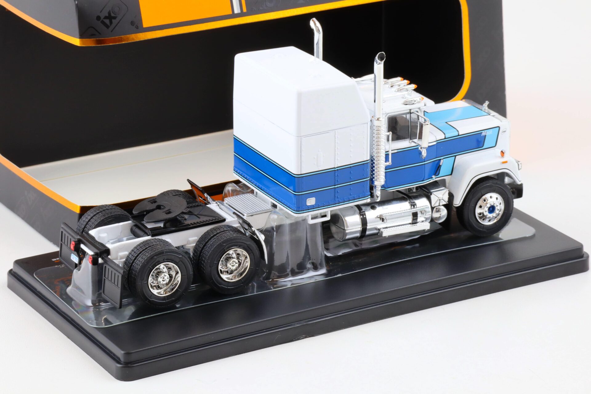 1:43 IXO 1985 Mack Superliner Magnum SZM Truck white/ blue