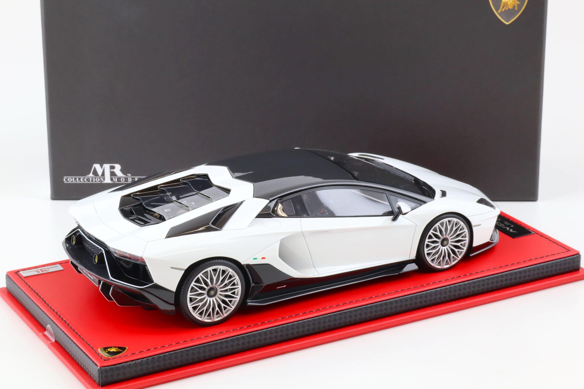 1:18 MR Collection Lamborghini Aventador Ultimae Bianco Isi with Carbon roof - Limited 149 pcs.