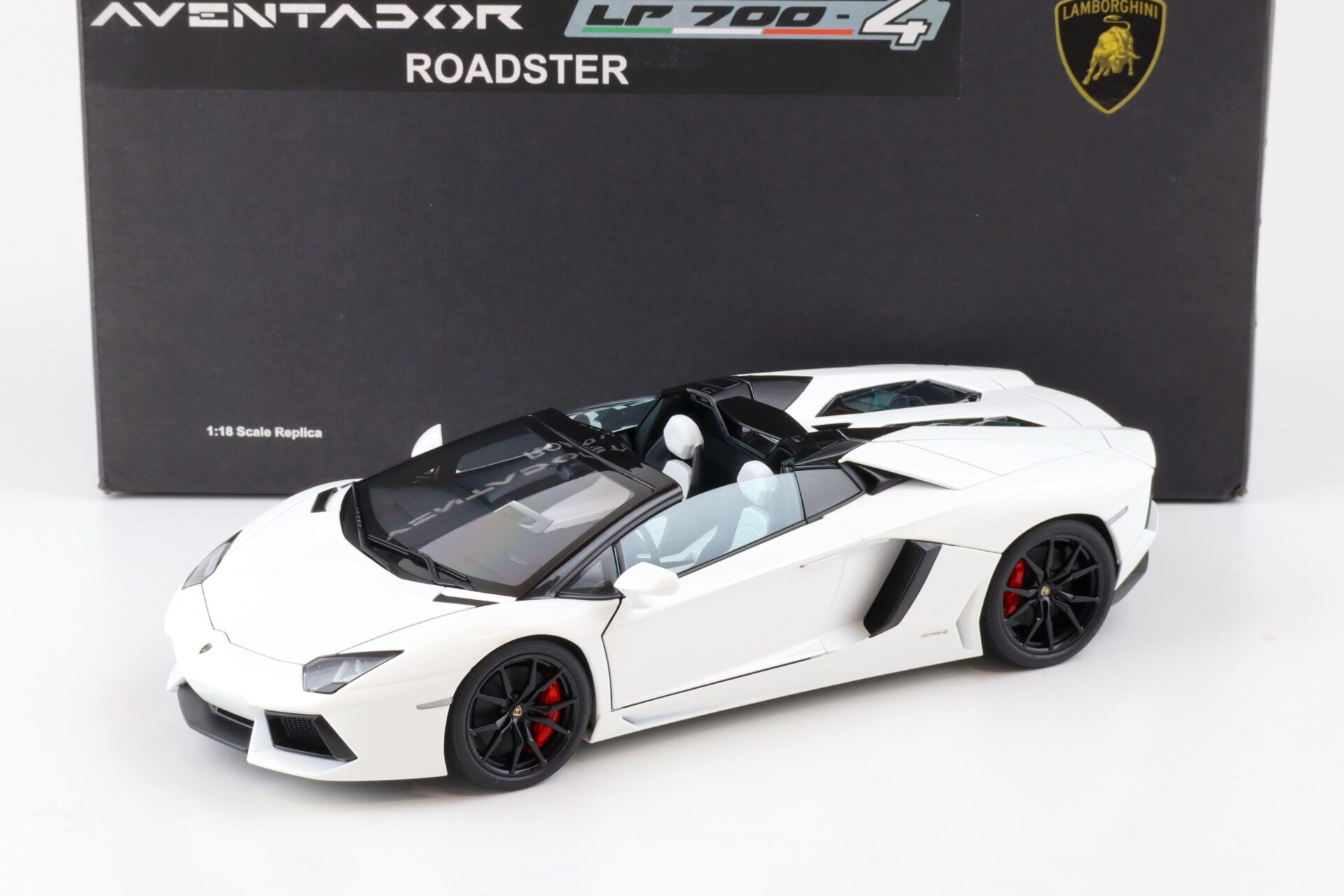 ID 82005 orig.jpg 1:18 AUTOart Lamborghini Aventador LP700-4 Roadster bianco Isis/ white