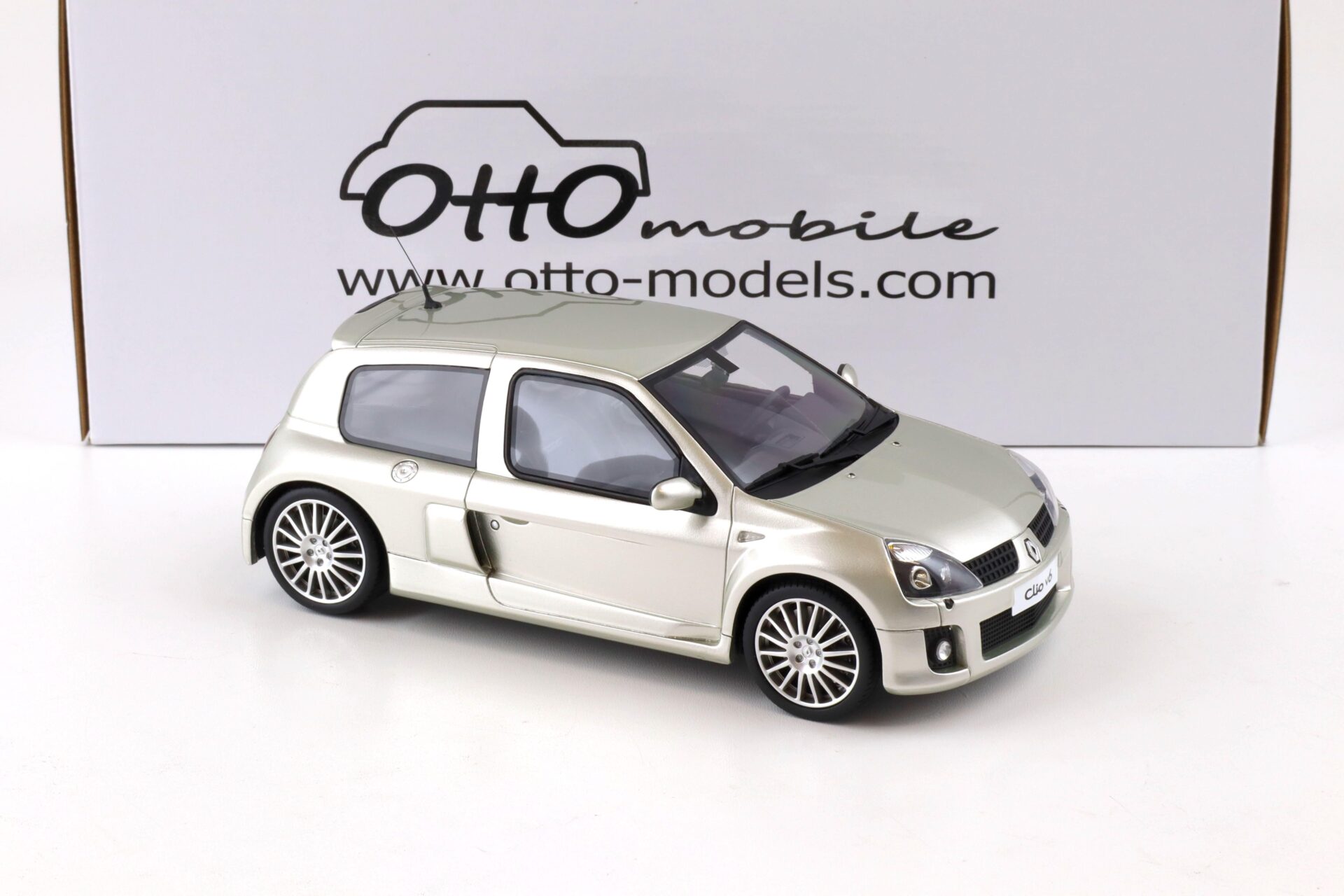 1:18 OTTO mobile OT842 Renault Clio V6 Phase 2 silver/ grey