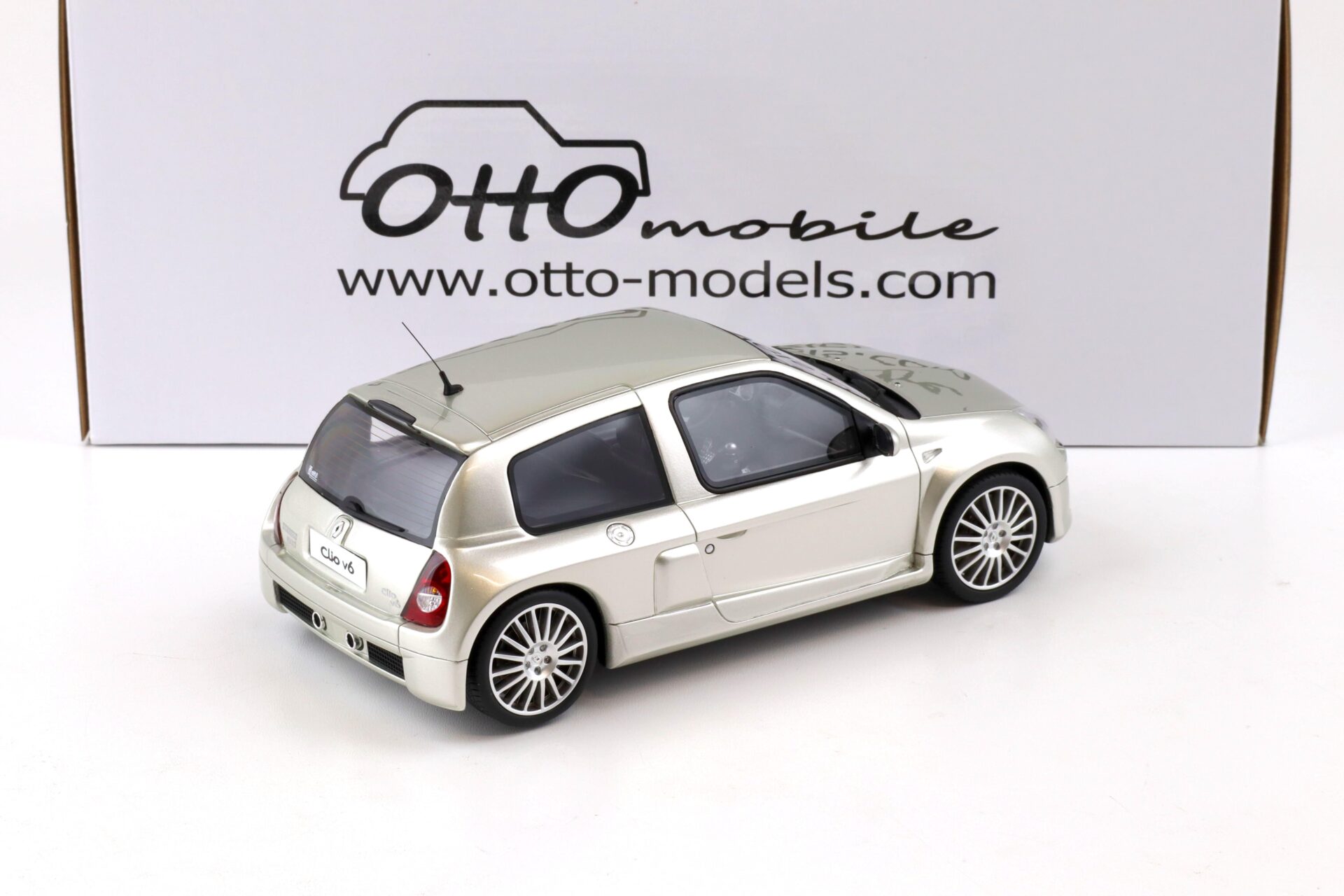 1:18 OTTO mobile OT842 Renault Clio V6 Phase 2 silver/ grey